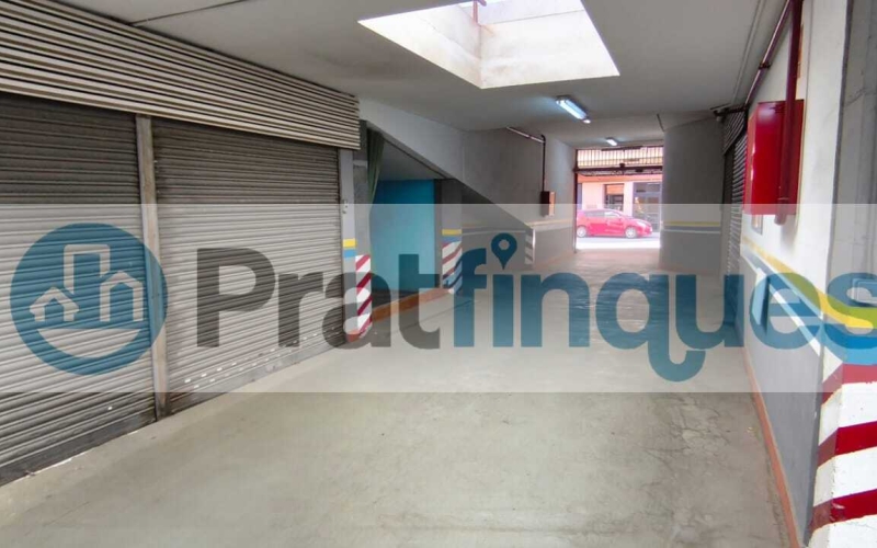 ¿Buscas más que una simple plaza? En El Prat de Llobregat (Carrer del Masnou),vendemos este garaje independiente y cerrado de 5.30 x 2.56 m. Privacidad Total: Persiana individual motorizada que convierte tu plaza en un trastero/garaje privado. Capacidad Plus: Sus 14 m² permiten estacionar coche y moto cómodamente. Acceso Premium: Planta baja, sin rampas interminables. Pasillos amplios que garantizan una maniobra limpia y rápida. Comunidad Tranquila: Finca con muy pocos vecinos y puerta exterior automática.Protege tu vehículo del polvo, roces y miradas ajenas. ¡Ven a probar la maniobra hoy mismo! &nbsp; En Pratfinques le acompañamos de forma integral durante todo el proceso de compraventa. Nos encargamos de la gestión de su financiación hipotecaria, la liquidación de impuestos y la inscripción registral de la propiedad. &nbsp; Tenga en cuenta los siguientes puntos informativos: Transparencia en el precio: El importe de venta no incluye los impuestos y tasas asociados (ITP y AJD). Plusvalía: El Impuesto sobre el Incremento de Valor de los Terrenos de Naturaleza Urbana corre íntegramente a cargo de la parte vendedora. Sin costes adicionales: En Pratfinques no cobramos honorarios a la parte compradora; nuestros servicios ya están incluidos en el precio de venta publicado.&nbsp; &nbsp;