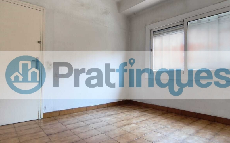 Luminoso piso con orientación Este y balcón en una de las zonas más demandadas de El Prat de Llobregat. Presentamos esta magnífica propiedad de 77 m² construidos (67 m² útiles),ubicada en el eje comercial y neurálgico de la Avenida Verge de Montserrat y Plaza Catalunya. Gracias a su orientación Este, la vivienda destaca por su gran luminosidad, recibiendo el sol directo de mañana, lo que garantiza un ambiente cálido, alegre y un excelente ahorro energético. Una pieza inmobiliaria con un potencial extraordinario, ideal tanto para familias que buscan diseñar su hogar a medida como para inversores que persiguen una alta rentabilidad. Distribución funcional y optimizada La vivienda destaca por su distribución lógica y el máximo aprovechamiento de sus espacios: Zona de día: Salón-comedor independiente con salida directa a un agradable balcón exterior, donde disfrutar del sol matinal. Cocina independiente: Con acceso a una práctica galería y derecho de uso de un patio de luces transitable. Zona de descanso: 3 dormitorios (1 doble principal de excelentes dimensiones y 2 individuales completos). Baño: Un baño completo de 4 piezas.Un lienzo en blanco para su proyecto El piso requiere una reforma integral, lo que representa la oportunidad perfecta para redistribuir los espacios a su gusto, elegir acabados de calidad actual y estrenar una vivienda totalmente personalizada según sus necesidades. La finca, además, está adaptada y cuenta con ascensor. Ubicación premium y conectividad total Situado en pleno corazón de El Prat, disfrutará de una comodidad absoluta en su día a día con todos los servicios a pie de calle: Transporte: A solo 3 minutos andando de la estación de metro Plaza Catalunya (L9 Sud) y a 2 minutos de las principales líneas de autobús. Comercios y servicios: Supermercados, tiendas de moda, colegios, centros médicos y una amplia oferta gastronómica a la vuelta de la esquina.No deje escapar esta excelente oportunidad por ubicación, precio, luz y potencial. Contacte con nosotros hoy mismo para concertar una visita. En Pratfinques le acompañamos de forma integral durante todo el proceso de compraventa. Nos encargamos de la gestión de su financiación hipotecaria, la liquidación de impuestos y la inscripción registral de la propiedad. Tenga en cuenta los siguientes puntos informativos: Transparencia en el precio: El importe de venta no incluye los impuestos y tasas asociados (ITP y AJD). Plusvalía: El Impuesto sobre el Incremento de Valor de los Terrenos de Naturaleza Urbana corre íntegramente a cargo de la parte vendedora. Sin costes adicionales: En Pratfinques no cobramos honorarios a la parte compradora; nuestros servicios ya están incluidos en el precio de venta publicado.