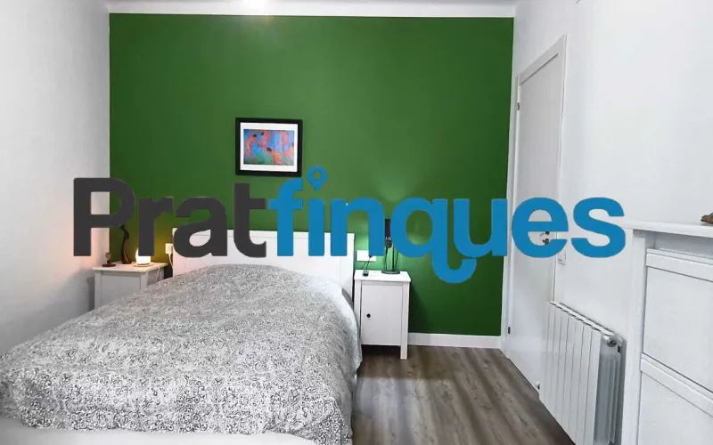 Presentamos esta magnífica vivienda lista para entrar a vivir, completamente reformada con un gusto exquisito y materiales de calidad. El inmueble destaca por su excelente distribución, luminosidad y el absoluto desahogo que ofrece su impresionante espacio exterior, convirtiéndolo en una pieza única en la zona. Características principales: Superficie óptima: 70 m² útiles distribuidos con la máxima eficiencia espacial. Zona de descanso: 3 amplios dormitorios, incluyendo una magnífica suite principal y dos habitaciones dobles adicionales. Baños modernos: 2 baños completos totalmente equipados con acabados contemporáneos. Cocina funcional: Espacio independiente y cómodo. Lavadero Interiorizado: un práctico lavadero interiorizado que maximiza el orden doméstico. Área de relax: Una agradable estancia acristalada que funciona como un balcón cubierto, ideal como rincón de lectura por su abundante luz natural y sosiego. Calidades y acabados premium: Aislamiento superior: Carpintería exterior oscilobatiente de aluminio con rotura de puente térmico y doble acristalamiento con cámara de aire, garantizando el máximo confort térmico y acústico. Elegancia interior: Suelos de parqué laminado de alta resistencia (AC5) y puertas de paso lacadas en blanco. Climatización: Sistema de calefacción integral mediante radiadores de gas natural. Un oasis exterior exclusivo: El verdadero elemento diferenciador de esta propiedad es su espectacular terraza privada de 61 m². Un espacio exterior idílico para disfrutar del clima mediterráneo, organizar cenas al aire libre o crear un jardín urbano. Además, cuenta con un valioso trastero de 5 m² integrado, la solución perfecta de almacenamiento para el día a día. Exclusividad y entorno de vida: Ubicada en una finca de solo dos vecinos, la privacidad y la tranquilidad están completamente garantizadas. El piso se emplaza en uno de los sectores residenciales más cotizados y demandados de la ciudad. Una zona que destaca por el equilibrio perfecto entre la paz de un entorno familiar y la comodidad urbana más absoluta. A escasos minutos a pie de la estación de metro L9 (Cèntric),la vivienda ofrece una conectividad impecable con el centro de Barcelona, el aeropuerto y redes de transporte (autobuses y taxis). El día a día aquí es un auténtico privilegio: dispondrá de una selecta oferta de restauración, comercios locales y servicios esenciales a pie de calle, sin renunciar a la calma de un vecindario residencial idílico. En Pratfinques le acompañamos de forma integral durante todo el proceso de compraventa. Nos encargamos de la gestión de su financiación hipotecaria, la liquidación de impuestos y la inscripción registral de la propiedad. Tenga en cuenta los siguientes puntos informativos: Transparencia en el precio: El importe de venta no incluye los impuestos y tasas asociados (ITP y AJD). Plusvalía: El Impuesto sobre el Incremento de Valor de los Terrenos de Naturaleza Urbana corre íntegramente a cargo de la parte vendedora. Información de transparencia al consumidor: Antes de hacer la visita, tu asesor personal te facilitará toda la información detallada y desglosada de estos costes para que compres con total tranquilidad.