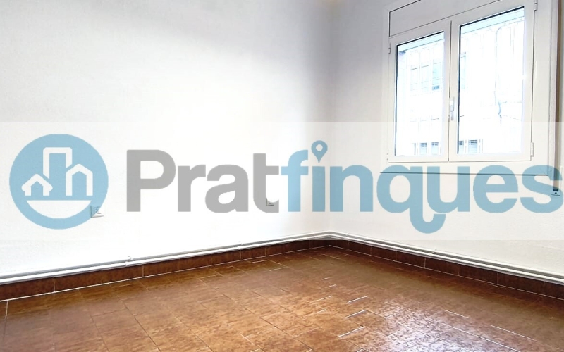 Un refugio de luz y armonía: El hogar donde tu familia florecerá ¿Buscas más que una casa? Te presentamos una propiedad con alma. Esta fantástica planta baja de 122 m² con una estància tipo estudio en segunda planta de 13 m² y terraza de 20m², no es solo un inmueble, es un escenario de bienestar donde la energía positiva se siente en cada rincón. Imagina las tardes de invierno al calor de su&nbsp;majestuosa chimenea, creando recuerdos imborrables con los tuyos en un salón que invita a la unión. Con&nbsp;4 amplias habitaciones&nbsp;(3 dobles y 1 sencilla y, 1 estudio en la 2ª planta),cada miembro de la familia encontrará su espacio de paz. La joya de la corona se encuentra en la planta superior: una estancia versátil de 13 m² que se abre a una&nbsp;terraza privada de 20m², el lugar perfecto para desayunos bajo el sol o noches de estrellas en total intimidad. ¿Sabes esa sensación de llegar a un lugar y sentir que 