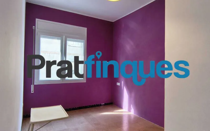 Si buscas comodidad, luz y tranquilidad, este piso de 75 m² útiles (84 m² construidos) te va a encantar. Está pensado para aprovechar cada rincón al máximo y se distribuye de forma ideal: Zona de día: Un acogedor salón-comedor de 15 m² y una moderna cocina office abierta de 9 m². ¡Y aquí viene lo mejor! Desde la cocina accedes directamente a una fantástica terraza a nivel de 10 m², el rincón perfecto para tomar el café por la mañana, disfrutar de cenas al aire libre o crear tu propio oasis urbano. Además, cuenta con un práctico lavadero integrado. Zona de descanso: 3 habitaciones (dos de ellas dobles, perfectas para el dormitorio principal o un espacio de trabajo) y un baño completo de 4 piezas. Ubicación y tranquilidad garantizadas El piso se encuentra en una de las zonas más valoradas y cotizadas de El Prat. Se ubica en la primera planta de un edificio clásico, sin ascensor, pero con una gran ventaja: ¡solo comparte espacio con 3 vecinos más! Al ser una comunidad tan pequeña y familiar, la paz y la tranquilidad están aseguradas. Listo para entrar a vivir (con muy pocos retoques) A diferencia de otros pisos, aquí el trabajo duro ya está hecho. La vivienda ha sido mimada y cuenta con: Instalación eléctrica totalmente actualizada. Ventanas de PVC con rotura de puente térmico y doble cristal (adiós al frío y a los ruidos). Cocina completamente equipada. ¿Lo mejor? Solo necesita lo que llamamos