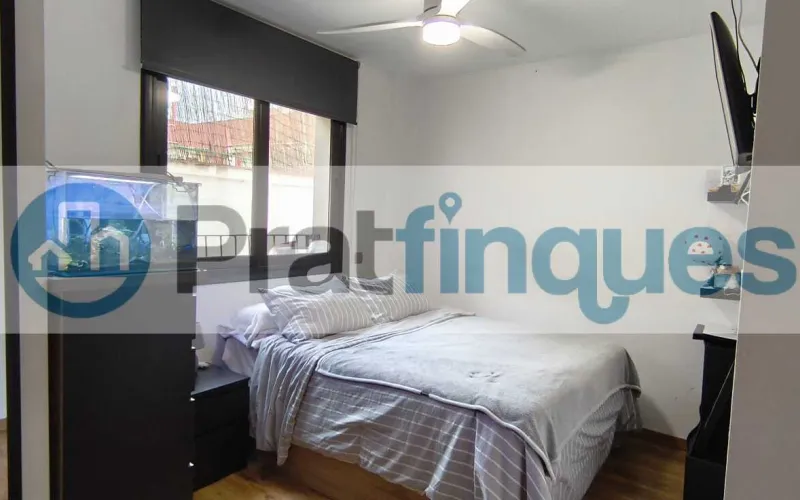 Ubicada en la zona más emblemática y con más solera de El Prat, presentamos esta impecable vivienda en una finca de&nbsp;obra seminueva&nbsp;que destaca por su diseño funcional y la alta calidad de sus acabados. El inmueble consta de&nbsp;84 m² construidos&nbsp;(73 m² útiles) perfectamente distribuidos para maximizar la entrada de luz natural y el confort. La zona de día se define por un acogedor salón-comedor de 16 m², equipado con aire acondicionado (split),que comunica directamente con un&nbsp;balcón orientado al oeste, ideal para disfrutar del sol de tarde. La cocina, independiente y de generosas dimensiones (10 m²),ofrece un espacio óptimo de trabajo y almacenaje. En la zona de descanso encontramos&nbsp;3 dormitorios&nbsp;(dos de ellos dobles). La habitación principal destaca por su configuración tipo&nbsp;suite, incorporando un baño privado con plato de ducha de resina antideslizante. Un segundo baño completo da servicio al resto de la vivienda. Excelencia en los detalles: Aislamiento:&nbsp;Carpintería exterior de aluminio con&nbsp;rotura de puente térmico, garantizando eficiencia energética y confort acústico. Calidez:&nbsp;Suelos de&nbsp;parqué flotante laminado AC5&nbsp;de alta resistencia y puertas interiores en haya vaporizada. Accesibilidad:&nbsp;Finca moderna que cuenta con&nbsp;ascensor.Una oportunidad única para quienes buscan un hogar listo para entrar a vivir en un entorno histórico y tranquilo, sin renunciar a las comodidades de una construcción contemporánea. En Pratfinques le acompañamos de forma integral durante todo el proceso de compraventa. Nos encargamos de la gestión de su financiación hipotecaria, la liquidación de impuestos y la inscripción registral de la propiedad. &nbsp; Tenga en cuenta los siguientes puntos informativos: &nbsp; Transparencia en el precio: El importe de venta no incluye los impuestos y tasas asociados (ITP y AJD). Plusvalía: El Impuesto sobre el Incremento de Valor de los Terrenos de Naturaleza Urbana corre íntegramente a cargo de la parte vendedora. Sin costes adicionales: En Pratfinques no cobramos honorarios a la parte compradora; nuestros servicios ya están incluidos en el precio de venta publicado.&nbsp;