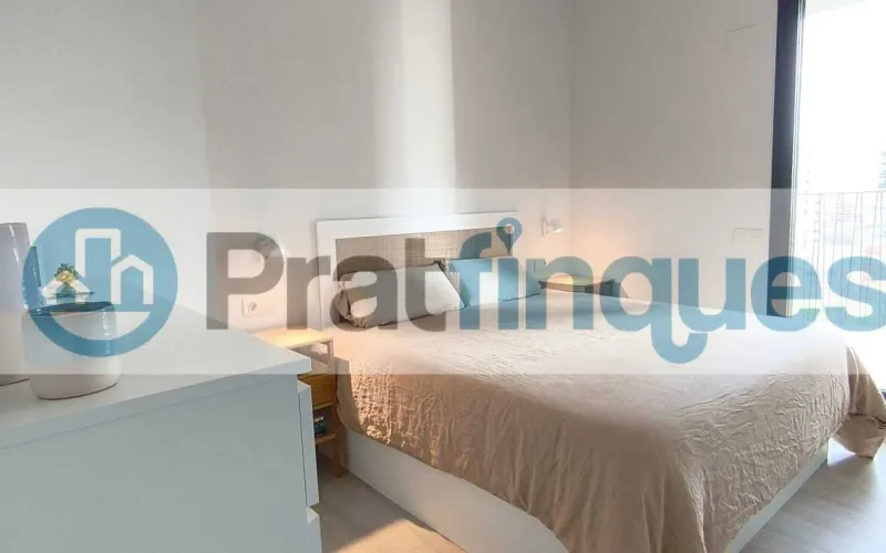 Exclusividad y sostenibilidad en una de las ubicaciones más codiciadas del área metropolitana. Le presentamos una pieza arquitectónica única situada en el corazón de&nbsp;Plaza Europa, el nuevo referente del urbanismo moderno en L'Hospitalet de Llobregat. Ubicada en una finca de&nbsp;obra nueva (2023),esta vivienda destaca por su privilegiada altura y su dominio visual, ofreciendo vistas despejadas que dotan a cada estancia de una personalidad inigualable. Espacios Diseñados para el Bienestar Con una superficie de 84 m² construidos, el hogar se distribuye con una elegancia funcional: Zona de Día:&nbsp;Un espectacular salón-comedor de 24 m², inundado de luz natural gracias a su&nbsp;orientación Este, con acceso directo a una&nbsp;terraza privada de 17 m², ideal para disfrutar de los amaneceres y el clima mediterráneo. Cocina Gourmet:&nbsp;Espacio independiente de 9 m² totalmente equipado con acabados de alta gama. Zona de Descanso:&nbsp;Suite principal de 13 m² con baño privado de diseño (plato de ducha de resina antideslizante) y dos habitaciones individuales luminosas y versátiles.Tecnología y Alta Eficiencia Energética Comprometida con el futuro, la vivienda cuenta con un sistema de&nbsp;aerotermia de última generación&nbsp;para la climatización (calefacción y aire acondicionado),garantizando un confort térmico óptimo con el mínimo impacto ambiental. Memoria de Calidades Premium Carpintería Exterior:&nbsp;Ventanas oscilobatientes con rotura de puente térmico y doble acristalamiento para un aislamiento acústico y térmico total. Carpintería Interior:&nbsp;Elegantes puertas lacadas en blanco, incluyendo sistemas correderos tipo&nbsp;Krona&nbsp;integrados en tabiquería para maximizar el espacio. Pavimentos:&nbsp;Suelo de tarima flotante laminada con efecto madera de máxima resistencia (calidad AC5).Servicios y Anexos Exclusivos La finca, libre de barreras arquitectónicas, dispone de tres ascensores (uno de gran capacidad). Además, se ofrece la posibilidad de completar esta propiedad con: Plaza de Parking XL (28.000 €):&nbsp;Con dimensiones excepcionales (5,25m x 3m),ideal para un vehículo de gran tamaño y una motocicleta de alta cilindrada. Trastero de Gran Capacidad (18.000 €):&nbsp;9 m² de almacenamiento adicional en el mismo edificio.Un hogar que no solo ofrece un lugar donde vivir, sino un estilo de vida basado en la exclusividad, la comodidad y la eficiencia. &nbsp; En Pratfinques le acompañamos de forma integral durante todo el proceso de compraventa. Nos encargamos de la gestión de su financiación hipotecaria, la liquidación de impuestos y la inscripción registral de la propiedad. &nbsp; Tenga en cuenta los siguientes puntos informativos: &nbsp; Transparencia en el precio: El importe de venta no incluye los impuestos y tasas asociados (ITP y AJD). Plusvalía: El Impuesto sobre el Incremento de Valor de los Terrenos de Naturaleza Urbana corre íntegramente a cargo de la parte vendedora. Sin costes adicionales: En Pratfinques no cobramos honorarios a la parte compradora; nuestros servicios ya están incluidos en el precio de venta publicado.&nbsp;