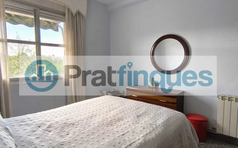 ¿Buscas un hogar donde la luz sea la protagonista?&nbsp;Presentamos este magnífico piso que combina una distribución funcional con una ubicación privilegiada para disfrutar de la máxima tranquilidad. Lo que hace especial a esta vivienda: Amplitud y Confort:&nbsp;Un salón-comedor acogedor que se convierte en el corazón de la casa, con salida directa a un&nbsp;balcón privado&nbsp;perfecto para relajarse. Zona de Descanso:&nbsp;Dispone de&nbsp;3 habitaciones&nbsp;(2 de ellas dobles y amplias, más una individual versátil),diseñadas para garantizar el descanso de toda la familia. Funcionalidad:&nbsp;Cocina independiente con acceso a galería, ideal para organizar el día a día. El baño completo ha sido actualizado con un moderno&nbsp;plato de ducha de resina antideslizante, aunando seguridad y estilo. Luz y Vistas:&nbsp;Gracias a su&nbsp;orientación Oeste, la vivienda se inunda de sol natural durante toda la tarde. Sus&nbsp;vistas despejadas&nbsp;te permitirán disfrutar de una sensación de libertad y paz difícil de encontrar.Equipamiento y Finca: La vivienda está lista para entrar a vivir, equipada con&nbsp;calefacción por radiadores&nbsp;(gas natural) y&nbsp;aire acondicionado con bomba de calor, garantizando el clima perfecto en cualquier época del año. Además, la finca cuenta con&nbsp;ascensor, facilitando el acceso y la comodidad total en tu rutina. ¡No pierdas la oportunidad de visitarlo! Un piso donde el confort y la luz se encuentran. En Pratfinques le acompañamos de forma integral durante todo el proceso de compraventa. Nos encargamos de la gestión de su financiación hipotecaria, la liquidación de impuestos y la inscripción registral de la propiedad. &nbsp; Tenga en cuenta los siguientes puntos informativos: &nbsp; Transparencia en el precio: El importe de venta no incluye los impuestos y tasas asociados (ITP y AJD). Plusvalía: El Impuesto sobre el Incremento de Valor de los Terrenos de Naturaleza Urbana corre íntegramente a cargo de la parte vendedora. Sin costes adicionales: En Pratfinques no cobramos honorarios a la parte compradora; nuestros servicios ya están incluidos en el precio de venta publicado.&nbsp;