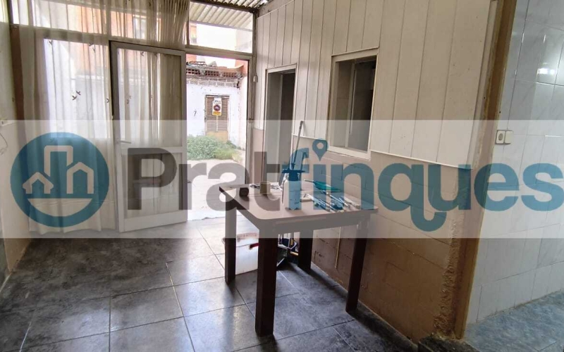 ¿Buscas un lienzo en blanco para diseñar una vida a tu medida o una inversión con posibilidades infinitas? Te presentamos una oportunidad única en la zona más auténtica de la ciudad. No es solo una casa; es la posibilidad de materializar ese proyecto que tienes en mente, combinando el encanto histórico con la modernidad absoluta. El espacio que siempre imaginaste Ubicada en una generosa parcela de&nbsp;155 m²&nbsp;(5 m de fachada por 31 m de fondo),esta propiedad destaca por su&nbsp;espectacular patio central, un pulmón de aire y luz que se convertirá en el alma de tu futuro hogar. Actualmente, la vivienda cuenta con&nbsp;164 m² construidos&nbsp;llenos de potencial: Planta Baja (86 m²):&nbsp;El espacio perfecto para una zona de día diáfana con vistas al jardín. Planta Primera (65 m²):&nbsp;Actualmente distribuida con recibidor, cocina, baño y un salón con salida a una&nbsp;terraza con orientación sur, garantizando sol durante todo el día. Planta Superior:&nbsp;Tres amplias estancias ideales para dormitorios dobles o suites de ensueño.¿Por qué esta propiedad es especial? Lo que hoy requiere una reforma integral, mañana será la casa más envidiada del barrio. Tienes flexibilidad total para diseñar: ✅ Un&nbsp;jardín privado con piscina&nbsp;y zona de barbacoa. ✅ Tu propio&nbsp;garaje privado&nbsp;en el centro. ✅ De 3 a 5 habitaciones según tus necesidades. Oportunidad para Inversores ????️ La normativa de la parcela es excepcional, permitiendo incluso la&nbsp;construcción de dos viviendas independientes: Un edificio de planta baja + 2 alturas + bajo cubierta. Un segundo edificio de planta baja + altura + bajo cubierta (ideal como estudio independiente, loft de invitados o garaje de gran capacidad).No te limites a leerlo: ven a sentirlo.&nbsp;Las dimensiones y la luz de este inmueble solo se aprecian de verdad al cruzar su puerta. Te acompañaremos en todo el proceso para ayudarte a visualizar y proyectar la casa que siempre quisiste. ¡Contáctanos hoy mismo y agenda tu visita! Tu futuro empieza aquí. &nbsp; En Pratfinques le acompañamos de forma integral durante todo el proceso de compraventa. Nos encargamos de la gestión de su financiación hipotecaria, la liquidación de impuestos y la inscripción registral de la propiedad. &nbsp; Tenga en cuenta los siguientes puntos informativos: &nbsp; Transparencia en el precio: El importe de venta no incluye los impuestos y tasas asociados (ITP y AJD). Plusvalía: El Impuesto sobre el Incremento de Valor de los Terrenos de Naturaleza Urbana corre íntegramente a cargo de la parte vendedora. Sin costes adicionales: En Pratfinques no cobramos honorarios a la parte compradora; nuestros servicios ya están incluidos en el precio de venta publicado.&nbsp;