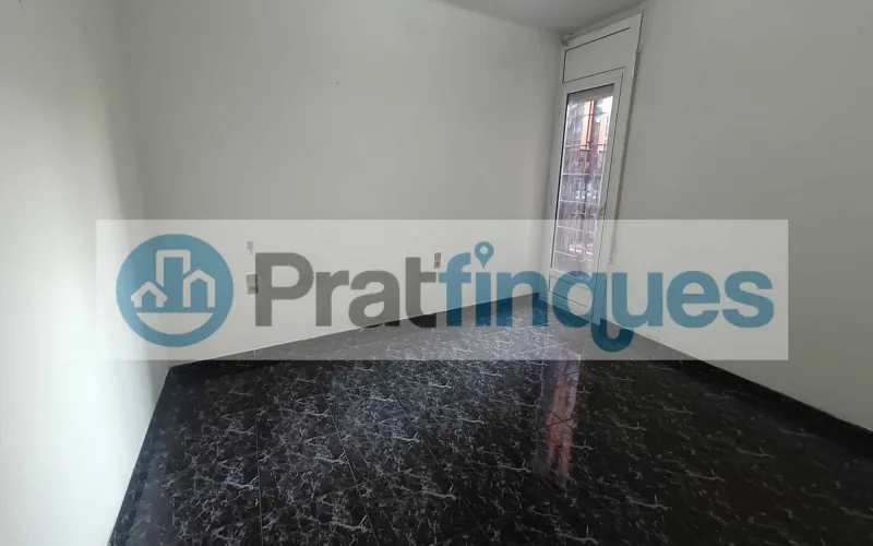 Presentamos esta magnífica propiedad situada en una de las intersecciones más estratégicas de El Prat. Una vivienda que destaca por su luminosidad, y distribución y un potencial para convertirse en el hogar de sus sueños. Distribución y Características El inmueble cuenta con una superficie de 94 m² construidos (79 m² útiles),diseñados para aprovechar cada rincón: Zona de Día:&nbsp;Un imponente salón-comedor independiente de 23 m², totalmente exterior, que inunda la estancia de luz natural y ofrece acceso directo a un acogedor balcón. Zona de Noche:&nbsp;Consta de 3 amplias habitaciones (incluyendo una habitación doble principal). Cocina y Baño:&nbsp;Cocina independiente de 8 m² con salida a galería técnica y un baño completo de cuatro piezas con bañera. Acabados:&nbsp;Suelos de gres porcelánico, carpintería interior en madera de cerezo y ventanas de aluminio.???? Un proyecto a tu medida La vivienda se encuentra en un estado que&nbsp;precisa de una actualización, lo que representa una oportunidad única. Con una reforma ejecutada con buen gusto, este piso tiene el potencial arquitectónico para transformarse en una pieza de diseño&nbsp;impresionantemente sofisticada y actual, revalorizando su inversión desde el primer día. La finca, perfectamente mantenida, dispone de&nbsp;ascensor. ???? Privilegios de una ubicación inmejorable Vivir en esta zona de El Prat de Llobregat es sinónimo de calidad de vida. Disfrutará de servicios de primer nivel a pie de calle: Conectividad Total:&nbsp;A tan solo 7 minutos de la estación de&nbsp;Metro L9 (Les Moreres)&nbsp;y con una red de paradas de autobús locales e interurbanas que conectan directamente con el centro de Barcelona en pocos minutos. Servicios y Ocio:&nbsp;Rodeado de una oferta comercial completa, centros de salud, colegios y zonas verdes. Todo lo que su día a día requiere, sin necesidad de desplazarse.Si buscas una ubicación premium para diseñar un hogar a tu estilo, esta es tu oportunidad.&nbsp;Contacta ahora para concertar una visita. En Pratfinques le acompañamos de forma integral durante todo el proceso de compraventa. Nos encargamos de la gestión de su financiación hipotecaria, la liquidación de impuestos y la inscripción registral de la propiedad. &nbsp; Tenga en cuenta los siguientes puntos informativos: &nbsp; Transparencia en el precio: El importe de venta no incluye los impuestos y tasas asociados (ITP y AJD). Plusvalía: El Impuesto sobre el Incremento de Valor de los Terrenos de Naturaleza Urbana corre íntegramente a cargo de la parte vendedora. Nota informativa: Los Honorarios de intermediación profesional no están incluidos en el precio de venta.