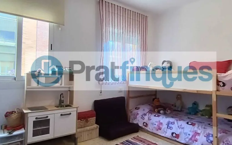 Descubra este piso único en el corazón de la ciudad. Una vivienda diseñada para aprovechar la luz natural al máximo, totalmente exterior y con una distribución versátil. Su gran salón de 22 m² se convierte en el centro del hogar, conectado a un balcón ideal para disfrutar del entorno urbano. Situada en un área con una&nbsp;oferta comercial inmejorable&nbsp;(moda, restauración y alimentación) y una conectividad excelente. A pocos minutos de la estación de&nbsp;Metro L9 (Les Moreres)&nbsp;y con acceso inmediato a las principales líneas de autobús (65, X2, L22, N17),esta propiedad combina comodidad, servicios y calidad de vida. Desde Pratfinques, te realizamos todos los trámites de la compraventa y a la obtención de la financiación hipotecaria, liquidación de los impuestos y, inscripción registral. -&nbsp;&nbsp;&nbsp;&nbsp;&nbsp;&nbsp;&nbsp;&nbsp;&nbsp;&nbsp;&nbsp;&nbsp;&nbsp; El precio de venta del inmueble, no incluye impuestos ni tasas. (ITP y AJD) -&nbsp;&nbsp;&nbsp;&nbsp;&nbsp;&nbsp;&nbsp;&nbsp;&nbsp;&nbsp;&nbsp;&nbsp;&nbsp; La plusvalía (Impuesto sobre el Incremento de Valor de los Terrenos Urbanos) es a cargo del vendedor. -&nbsp;&nbsp;&nbsp;&nbsp;&nbsp;&nbsp;&nbsp;&nbsp;&nbsp;&nbsp;&nbsp;&nbsp;&nbsp; En Pratfinques, NO COBRAMOS LOS HONORARIOS AL COMPRADOR, están incluidos en el precio de venta publicado.