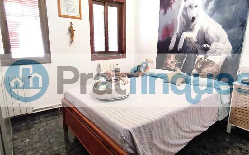Vive por encima de todo. Este no es solo un ático, es un mirador privado diseñado para quienes buscan la calma sin renunciar al pulso de la ciudad. Con una orientación Este privilegiada, la vivienda se inunda de luz natural desde el primer café de la mañana, convirtiendo cada rincón en un espacio vibrante y acogedor. Espacios que respiran El corazón de la propiedad es su espectacular salón-comedor de 27 m², un área amplia y fluida que conecta directamente con la joya de la corona: una terraza a nivel de 36 m². Es el escenario perfecto para cenas bajo las estrellas, mañanas de lectura al sol o simplemente disfrutar de la libertad de un espacio exterior privado de grandes dimensiones. La distribución se completa con: Zona de descanso: 2 habitaciones (una de ellas doble, pensada para el máximo confort). Cocina independiente: Funcional y luminosa, con acceso directo a la terraza y zona de galería integrada. Baño de diseño: Totalmente actualizado, con plato de ducha de resina antideslizante para una estética moderna y segura. Calidades: Suelos de gres porcelánico que aportan elegancia y puertas de haya que dan calidez a todo el hogar.El privilegio de tu ubicación Vivir aquí significa tenerlo todo. Situado en un enclave estratégico junto al Carrer Lleida, disfrutarás de la comodidad de tener el comercio local, la mejor restauración y colegios a pocos pasos de tu portal. La conectividad es absoluta, con la L9 de Metro y líneas de autobús que te acercan a cualquier punto en minutos. No es solo un piso, es la oportunidad de vivir en una de las zonas más demandadas, donde la luz y la terraza marcan la diferencia entre un lugar donde vivir y un lugar donde ser feliz. En Pratfinques le acompañamos de forma integral durante todo el proceso de compraventa. Nos encargamos de la gestión de su financiación hipotecaria, la liquidación de impuestos y la inscripción registral de la propiedad. &nbsp; Tenga en cuenta los siguientes puntos informativos: &nbsp; Transparencia en el precio: El importe de venta no incluye los impuestos y tasas asociados (ITP y AJD). Plusvalía: El Impuesto sobre el Incremento de Valor de los Terrenos de Naturaleza Urbana corre íntegramente a cargo de la parte vendedora. Sin costes adicionales: En Pratfinques no cobramos honorarios a la parte compradora; nuestros servicios ya están incluidos en el precio de venta publicado.&nbsp;