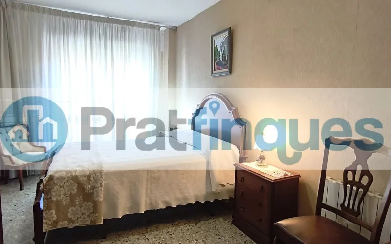 ¿Buscáis vuestra primera vivienda o el lugar ideal para ver crecer a vuestra familia? Este espectacular piso destaca por su amplitud, su luz natural y una comodidad absoluta en el día a día. Al tratarse de una quinta planta real en una finca con ascensor, disfrutaréis de una vivienda tranquila, sin ruidos de la calle y con sol directo durante todo el día. ¡Un lienzo en blanco perfecto para vuestro nuevo proyecto de vida! Espacios diseñados para el día a día familiar: El corazón de la casa: Un gran salón-comedor de 21 m² donde compartir cenas, tardes de cine y con salida directa al balcón. Habitaciones para todos: 3 dormitorios (dos de ellos dobles),ideales para el dormitorio principal, el cuarto de los niños o una zona de teletrabajo. Cocina independiente: Espaciosa, funcional y con acceso directo a una cómoda galería que desahoga el espacio principal. Baño reformado: Baño completo de 3 piezas equipado con un moderno y práctico plato de ducha. Metros reales: 76 m² útiles bien distribuidos (87 m² construidos) donde no se pierde ni un solo metro.Una ubicación pensada para vuestra comodidad Situado en la cotizada Avenida del Remolar, tendréis la tranquilidad que buscáis sin renunciar a nada. La ubicación es perfecta para el día a día de una familia: Conectividad total: Accesos rapidísimos en coche y una red excelente de transporte público para ir a trabajar o estudiar. Todo a un paso: Rodeado de comercio local, supermercados para la compra diaria, colegios, parques y una gran oferta de restauración para los fines de semana.¡Es el momento de dar el paso y tener vuestra propia casa! Contactad con nosotros hoy mismo para venir a verla antes de que se reserve. En Pratfinques le acompañamos de forma integral durante todo el proceso de compraventa. Nos encargamos de la gestión de su financiación hipotecaria, la liquidación de impuestos y la inscripción registral de la propiedad. &nbsp; Tenga en cuenta los siguientes puntos informativos: &nbsp; Transparencia en el precio: El importe de venta no incluye los impuestos y tasas asociados (ITP y AJD). Plusvalía: El Impuesto sobre el Incremento de Valor de los Terrenos de Naturaleza Urbana corre íntegramente a cargo de la parte vendedora. Sin costes adicionales: En Pratfinques no cobramos honorarios a la parte compradora; nuestros servicios ya están incluidos en el precio de venta publicado.&nbsp;