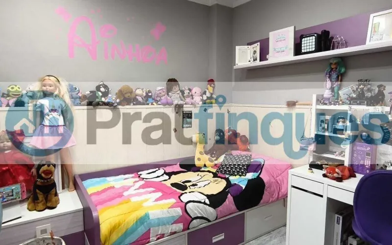 Disfrute del equilibrio perfecto entre tranquilidad residencial y una conectividad estratégica inigualable. Esta magnífica vivienda, ubicada en la apacible calle Sant Joaquim, 86, destaca por su excelente distribución, estancias muy amplias y una optimización perfecta de sus 83 m² útiles (97 m² construidos). Gracias a su orientación norte, el piso ofrece un ambiente fresco, confortable y una luminosidad constante muy valorada. Distribución elegante y espacios independientes Salón-comedor extraordinario: Un gran espacio de 22 m² muy cuadrado y luminoso, con salida directa a un agradable balcón. Zona de descanso generosa: Dispone de 4 habitaciones, incluyendo dos dormitorios dobles de gran tamaño (el principal cuenta con unos fantásticos 13 m²). Cocina funcional e independiente: Espaciosa, independiente y con salida a una práctica galería/lavadero que maximiza la organización. Baño completo: Un baño de 4 piezas equipado con bañera, ideal para el confort diario.Calidades y confort de primer nivel Aislamiento eficiente: Carpintería exterior de aluminio blanco con doble acristalamiento, garantizando confort térmico y acústico. Climatización integral: Sistema de aire acondicionado split con bomba de calor instalado. Detalles de calidad: Suelos de gres porcelánico de alta resistencia y puertas interiores de haya vaporizada que aportan calidez. Finca accesible: Edificio cuidado y tranquilo que dispone de ascensor.Accesibilidad y entorno: Lo mejor de El Prat a su alcance La ubicación de la calle Sant Joaquim es uno de los mayores valores añadidos de esta propiedad: Entrada y salida inmediata: Acceso rápido y directo a las principales vías de comunicación (C-31, C-32 y B-20),permitiendo conectar con Barcelona o el Aeropuerto en pocos minutos y sin sufrir retenciones internas. Conectividad total: Excelente comunicación en transporte público mediante la red de autobuses locales y metropolitanos, Metro (L9 Sud) y Cercanías Renfe. Calidad de vida en El Prat: Una ciudad llana, cómoda y moderna que combina una infraestructura de primer nivel (colegios, centros médicos, comercios) con el privilegio natural de los Espacios Naturales del Delta y sus tranquilas playas vírgenes. Tenga en cuenta los siguientes puntos informativos: Transparencia en el precio: El importe de venta no incluye los impuestos y tasas asociados (ITP y AJD). Plusvalía: El Impuesto sobre el Incremento de Valor de los Terrenos de Naturaleza Urbana corre íntegramente a cargo de la parte vendedora. Sin costes adicionales: En Pratfinques no cobramos honorarios a la parte compradora; nuestros servicios ya están incluidos en el precio de venta publicado.