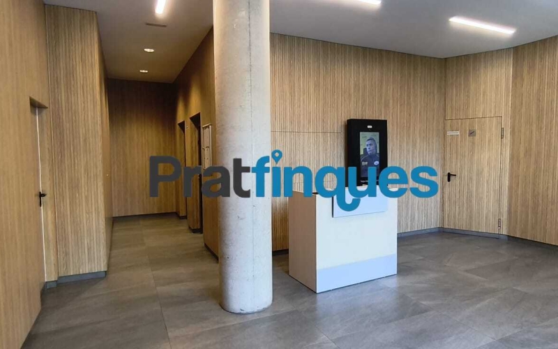 Te imaginas despertar cada día con el sol por la mañana, unas vistas claras y el cielo como vecino? Te ofrecemos esta magnífica vivienda exterior situado en una octava planta, completamente luminoso e impecable. Con una inmejorable orientación Sur-Sudeste, el piso disfruta de una entrada excepcional de luz natural durante todo el día. Ubicado en la prestigiosa Plaza Europa de L'Hospitalet de Llobregat, uno de los entornos urbanos más modernos, cotizados y mejor comunicados del área metropolitana de Barcelona, este hogar es el reflejo perfecto de una vida cómoda, elegante y altamente eficiente. La propiedad se sitúa en una finca joven que cuenta con tecnología de aerotermia de última generación y servicios exclusivos que elevan la calidad de vida al máximo nivel. Así se distribuye tu futuro hogar: - Gran dormitorio principal (16 m²): Un espacioso dormitorio de diseño que incluye una fantástica zona de vestuario integrada para tu total comodidad. - Salón-comedor de ensueño: Un ambiente abierto con grandes ventanales que conectan directamente con la terraza, inundando el espacio de sol. - Terrassa de 8 m²: El lugar ideal para relajarse ante la Plaza Europa, con acceso práctico y directo tanto desde el comedor como de la cocina. - Segundo dormitorio: Una habitación individual con ventana orientada a la terraza, ideal como despacho de teletrabajo, habitación juvenil o espacio polivalente. - Cocina independiente: Amplia, totalmente equipada, muy luminosa y con salida directa al exterior. Baño completo: Moderno y funcional, equipado con plato de ducha. Calidades, confort y eficiencia energética: - Suelos de parqué flotante de madera multicapa: Un acabado noble y natural que aporta máxima calidez, elegancia y confort a la pisada. - Sistema de aerotermia integral: Climatización de máximo ahorro (aire acondicionado y calefacción por conductas) y agua caliente sanitaria mediante energía limpia. - Máxima eficiencia: Edificio de construcción reciente con cierres de alto aislamiento y soluciones tecnológicas sostenibles. - Listo para entrar a vivir: El estado de conservación es excelente, no necesita ningún tipo de reforma. Servicios exclusivos de la finca: - Piscina comunitaria y solárium: Un oasis a tu disposición con espectaculares vistas panorámicas de la ciudad. - Seguridad y comodidad: Servicio de conserjería, control de accesos, dos ascensores y un montacargas. - Placas solares: Apoyo energético comunitario que optimiza todavía más el consumo general del edificio. Información de transparencia al consumidor: El precio de venta publicado no incluye los gastos ni los impuestos derivados de la compraventa (*ITP, gastos de notaría, registro, gestoría ni honorarios de intermediación inmobiliaria). Antes de hacer la visita, tu asesor personal te facilitará toda la información detallada y desglosada de estos costes para que compres con total tranquilidad.