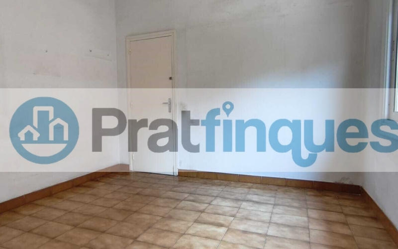 Luminoso piso con orientación Este y balcón en una de las zonas más demandadas de El Prat de Llobregat. Presentamos esta magnífica propiedad de 77 m² construidos (67 m² útiles),ubicada en el eje comercial y neurálgico de la Avenida Verge de Montserrat y Plaza Catalunya. Gracias a su orientación Este, la vivienda destaca por su gran luminosidad, recibiendo el sol directo de mañana, lo que garantiza un ambiente cálido, alegre y un excelente ahorro energético. Una pieza inmobiliaria con un potencial extraordinario, ideal tanto para familias que buscan diseñar su hogar a medida como para inversores que persiguen una alta rentabilidad. Distribución funcional y optimizada La vivienda destaca por su distribución lógica y el máximo aprovechamiento de sus espacios: Zona de día: Salón-comedor independiente con salida directa a un agradable balcón exterior, donde disfrutar del sol matinal. Cocina independiente: Con acceso a una práctica galería y derecho de uso de un patio de luces transitable. Zona de descanso: 3 dormitorios (1 doble principal de excelentes dimensiones y 2 individuales completos). Baño: Un baño completo de 4 piezas.Un lienzo en blanco para su proyecto El piso requiere una reforma integral, lo que representa la oportunidad perfecta para redistribuir los espacios a su gusto, elegir acabados de calidad actual y estrenar una vivienda totalmente personalizada según sus necesidades. La finca, además, está adaptada y cuenta con ascensor. Ubicación premium y conectividad total Situado en pleno corazón de El Prat, disfrutará de una comodidad absoluta en su día a día con todos los servicios a pie de calle: Transporte: A solo 3 minutos andando de la estación de metro Plaza Catalunya (L9 Sud) y a 2 minutos de las principales líneas de autobús. Comercios y servicios: Supermercados, tiendas de moda, colegios, centros médicos y una amplia oferta gastronómica a la vuelta de la esquina.No deje escapar esta excelente oportunidad por ubicación, precio, luz y potencial. Contacte con nosotros hoy mismo para concertar una visita. En Pratfinques le acompañamos de forma integral durante todo el proceso de compraventa. Nos encargamos de la gestión de su financiación hipotecaria, la liquidación de impuestos y la inscripción registral de la propiedad. Tenga en cuenta los siguientes puntos informativos: Transparencia en el precio: El importe de venta no incluye los impuestos y tasas asociados (ITP y AJD). Plusvalía: El Impuesto sobre el Incremento de Valor de los Terrenos de Naturaleza Urbana corre íntegramente a cargo de la parte vendedora. Sin costes adicionales: En Pratfinques no cobramos honorarios a la parte compradora; nuestros servicios ya están incluidos en el precio de venta publicado.