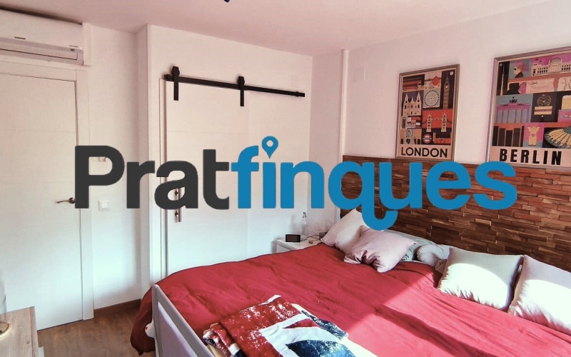 Presentamos este espectacular piso totalmente reformado de 89 m² útiles, ubicado en pleno centro de la ciudad, a un paso de la emblemática Plaza Catalunya y de la estación de metro L9 Cèntric. Una vivienda lista para entrar a vivir, diseñada para ofrecerte el máximo confort, luminosidad y una distribución perfecta para la vida familiar. Distribución inteligente: Zona de día y Zona de noche El diseño de la vivienda separa de forma excelente los espacios para garantizar tu privacidad y descanso: Zona de Día: Al cruzar el recibidor, accedes directamente a un salón-comedor de 18 m², un espacio amplio y acogedor con salida directa a un agradable balcón. La cocina es independiente y cuenta con la galería ya integrada. Destaca por su gran luminosidad gracias a un elegante tabique acristalado tipo ventana, que permite el paso de la luz natural desde el comedor mientras cocinas. Zona de Noche: Conectada de forma fluida desde el comedor, distribuye el acceso a los dormitorios y baños: Habitación principal en suite (11 m²): Exterior, inundada de sol y con su propio baño privado de 4 m² (3 piezas con plato de ducha de resina antideslizante). Segunda habitación doble (11 m²): También exterior a la calle, disfrutando de una orientación inmejorable con sol durante todo el día. Dos habitaciones individuales (8 m² cada una): Espacios versátiles ideales para dormitorios, zona de juegos o teletrabajo. Una de ellas cuenta con salida a un segundo balcón orientado al patio de luces. Baño común: Moderno y funcional, compuesto por 3 piezas y equipado con plato de ducha de resina antideslizante. Calidades premium y confort total La vivienda cuenta con una reforma integral de hace solo 5 años y está cuidada al detalle con materiales de alta calidad: Orientación Sur: Vivienda muy soleada y bañada por la luz natural durante todo el día. Aislamiento perfecto: Carpintería de aluminio con rotura de puente térmico y doble ventana, garantizando el mejor aislamiento térmico y acústico. Suelos y carpintería: Suelo de parqué sintético de alta resistencia (nivel AC5) y puertas lacadas en blanco (batientes y correderas empotradas en los baños para optimizar el espacio). Airecondicionado: 3 splits con bomba de calor en distintas estàncies. Ubicación inmejorable Vivirás en el centro de El Prat, rodeado de todos los servicios esenciales: colegios, bibliotecas, comercios y una excelente conectividad en transporte público (Metro L9 Cèntric y múltiples líneas de autobús). Un hogar idílico, cómodo y pensado para disfrutar de la paz familiar. ¿Te vas a perder la oportunidad de visitarlo? &nbsp;