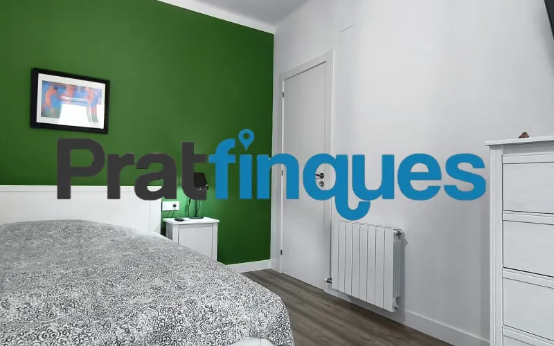 Presentamos esta magnífica vivienda lista para entrar a vivir, completamente reformada con un gusto exquisito y materiales de calidad. El inmueble destaca por su excelente distribución, luminosidad y el absoluto desahogo que ofrece su impresionante espacio exterior, convirtiéndolo en una pieza única en la zona. Características principales: Superficie óptima: 70 m² útiles distribuidos con la máxima eficiencia espacial. Zona de descanso: 3 amplios dormitorios, incluyendo una magnífica suite principal y dos habitaciones dobles adicionales. Baños modernos: 2 baños completos totalmente equipados con acabados contemporáneos. Cocina funcional: Espacio independiente y cómodo. Lavadero Interiorizado: un práctico lavadero interiorizado que maximiza el orden doméstico. Área de relax: Una agradable estancia acristalada que funciona como un balcón cubierto, ideal como rincón de lectura por su abundante luz natural y sosiego. Calidades y acabados premium: Aislamiento superior: Carpintería exterior oscilobatiente de aluminio con rotura de puente térmico y doble acristalamiento con cámara de aire, garantizando el máximo confort térmico y acústico. Elegancia interior: Suelos de parqué laminado de alta resistencia (AC5) y puertas de paso lacadas en blanco. Climatización: Sistema de calefacción integral mediante radiadores de gas natural. Un oasis exterior exclusivo: El verdadero elemento diferenciador de esta propiedad es su espectacular terraza privada de 61 m². Un espacio exterior idílico para disfrutar del clima mediterráneo, organizar cenas al aire libre o crear un jardín urbano. Además, cuenta con un valioso trastero de 5 m² integrado, la solución perfecta de almacenamiento para el día a día. Exclusividad y entorno de vida: Ubicada en una finca de solo dos vecinos, la privacidad y la tranquilidad están completamente garantizadas. El piso se emplaza en uno de los sectores residenciales más cotizados y demandados de la ciudad. Una zona que destaca por el equilibrio perfecto entre la paz de un entorno familiar y la comodidad urbana más absoluta. A escasos minutos a pie de la estación de metro L9 (Cèntric),la vivienda ofrece una conectividad impecable con el centro de Barcelona, el aeropuerto y redes de transporte (autobuses y taxis). El día a día aquí es un auténtico privilegio: dispondrá de una selecta oferta de restauración, comercios locales y servicios esenciales a pie de calle, sin renunciar a la calma de un vecindario residencial idílico. En Pratfinques le acompañamos de forma integral durante todo el proceso de compraventa. Nos encargamos de la gestión de su financiación hipotecaria, la liquidación de impuestos y la inscripción registral de la propiedad. Tenga en cuenta los siguientes puntos informativos: Transparencia en el precio: El importe de venta no incluye los impuestos y tasas asociados (ITP y AJD). Plusvalía: El Impuesto sobre el Incremento de Valor de los Terrenos de Naturaleza Urbana corre íntegramente a cargo de la parte vendedora. Información de transparencia al consumidor: Antes de hacer la visita, tu asesor personal te facilitará toda la información detallada y desglosada de estos costes para que compres con total tranquilidad.