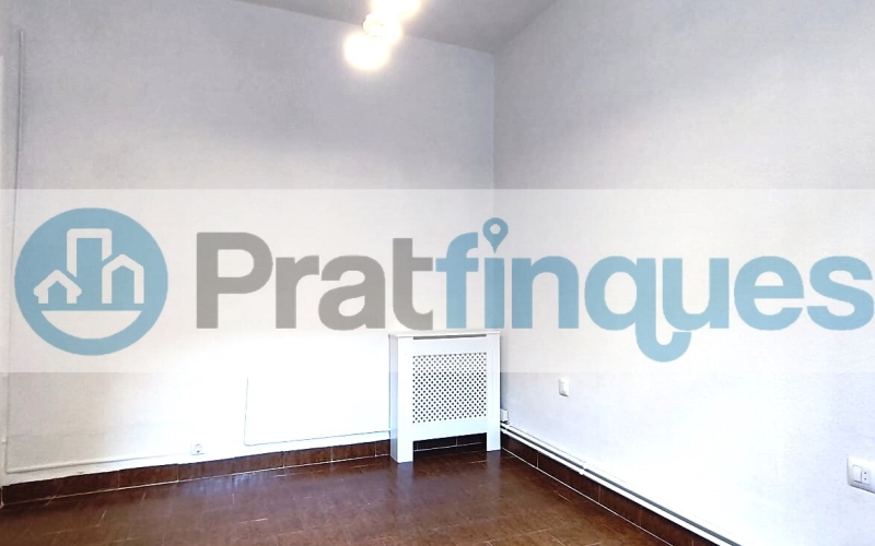 Un refugio de luz y armonía: El hogar donde tu familia florecerá ¿Buscas más que una casa? Te presentamos una propiedad con alma. Esta fantástica planta baja de 122 m² con una estància tipo estudio en segunda planta de 13 m² y terraza de 20m², no es solo un inmueble, es un escenario de bienestar donde la energía positiva se siente en cada rincón. Imagina las tardes de invierno al calor de su&nbsp;majestuosa chimenea, creando recuerdos imborrables con los tuyos en un salón que invita a la unión. Con&nbsp;4 amplias habitaciones&nbsp;(3 dobles y 1 sencilla y, 1 estudio en la 2ª planta),cada miembro de la familia encontrará su espacio de paz. La joya de la corona se encuentra en la planta superior: una estancia versátil de 13 m² que se abre a una&nbsp;terraza privada de 20m², el lugar perfecto para desayunos bajo el sol o noches de estrellas en total intimidad. ¿Sabes esa sensación de llegar a un lugar y sentir que 