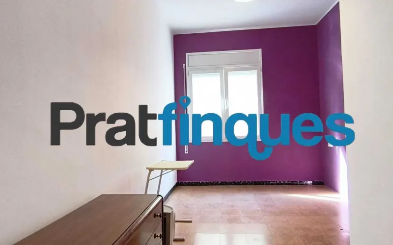 Si buscas comodidad, luz y tranquilidad, este piso de 75 m² útiles (84 m² construidos) te va a encantar. Está pensado para aprovechar cada rincón al máximo y se distribuye de forma ideal: Zona de día: Un acogedor salón-comedor de 15 m² y una moderna cocina office abierta de 9 m². ¡Y aquí viene lo mejor! Desde la cocina accedes directamente a una fantástica terraza a nivel de 10 m², el rincón perfecto para tomar el café por la mañana, disfrutar de cenas al aire libre o crear tu propio oasis urbano. Además, cuenta con un práctico lavadero integrado. Zona de descanso: 3 habitaciones (dos de ellas dobles, perfectas para el dormitorio principal o un espacio de trabajo) y un baño completo de 4 piezas. Ubicación y tranquilidad garantizadas El piso se encuentra en una de las zonas más valoradas y cotizadas de El Prat. Se ubica en la primera planta de un edificio clásico, sin ascensor, pero con una gran ventaja: ¡solo comparte espacio con 3 vecinos más! Al ser una comunidad tan pequeña y familiar, la paz y la tranquilidad están aseguradas. Listo para entrar a vivir (con muy pocos retoques) A diferencia de otros pisos, aquí el trabajo duro ya está hecho. La vivienda ha sido mimada y cuenta con: Instalación eléctrica totalmente actualizada. Ventanas de PVC con rotura de puente térmico y doble cristal (adiós al frío y a los ruidos). Cocina completamente equipada. ¿Lo mejor? Solo necesita lo que llamamos