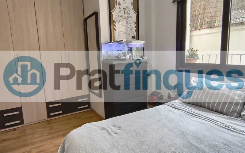 Ubicada en la zona más emblemática y con más solera de El Prat, presentamos esta impecable vivienda en una finca de&nbsp;obra seminueva&nbsp;que destaca por su diseño funcional y la alta calidad de sus acabados. El inmueble consta de&nbsp;84 m² construidos&nbsp;(73 m² útiles) perfectamente distribuidos para maximizar la entrada de luz natural y el confort. La zona de día se define por un acogedor salón-comedor de 16 m², equipado con aire acondicionado (split),que comunica directamente con un&nbsp;balcón orientado al oeste, ideal para disfrutar del sol de tarde. La cocina, independiente y de generosas dimensiones (10 m²),ofrece un espacio óptimo de trabajo y almacenaje. En la zona de descanso encontramos&nbsp;3 dormitorios&nbsp;(dos de ellos dobles). La habitación principal destaca por su configuración tipo&nbsp;suite, incorporando un baño privado con plato de ducha de resina antideslizante. Un segundo baño completo da servicio al resto de la vivienda. Excelencia en los detalles: Aislamiento:&nbsp;Carpintería exterior de aluminio con&nbsp;rotura de puente térmico, garantizando eficiencia energética y confort acústico. Calidez:&nbsp;Suelos de&nbsp;parqué flotante laminado AC5&nbsp;de alta resistencia y puertas interiores en haya vaporizada. Accesibilidad:&nbsp;Finca moderna que cuenta con&nbsp;ascensor.Una oportunidad única para quienes buscan un hogar listo para entrar a vivir en un entorno histórico y tranquilo, sin renunciar a las comodidades de una construcción contemporánea. En Pratfinques le acompañamos de forma integral durante todo el proceso de compraventa. Nos encargamos de la gestión de su financiación hipotecaria, la liquidación de impuestos y la inscripción registral de la propiedad. &nbsp; Tenga en cuenta los siguientes puntos informativos: &nbsp; Transparencia en el precio: El importe de venta no incluye los impuestos y tasas asociados (ITP y AJD). Plusvalía: El Impuesto sobre el Incremento de Valor de los Terrenos de Naturaleza Urbana corre íntegramente a cargo de la parte vendedora. Sin costes adicionales: En Pratfinques no cobramos honorarios a la parte compradora; nuestros servicios ya están incluidos en el precio de venta publicado.&nbsp;