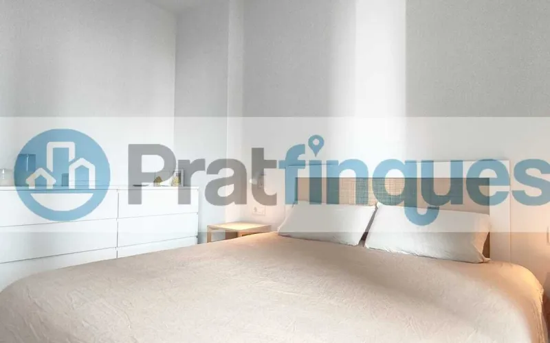 Exclusividad y sostenibilidad en una de las ubicaciones más codiciadas del área metropolitana. Le presentamos una pieza arquitectónica única situada en el corazón de&nbsp;Plaza Europa, el nuevo referente del urbanismo moderno en L'Hospitalet de Llobregat. Ubicada en una finca de&nbsp;obra nueva (2023),esta vivienda destaca por su privilegiada altura y su dominio visual, ofreciendo vistas despejadas que dotan a cada estancia de una personalidad inigualable. Espacios Diseñados para el Bienestar Con una superficie de 84 m² construidos, el hogar se distribuye con una elegancia funcional: Zona de Día:&nbsp;Un espectacular salón-comedor de 24 m², inundado de luz natural gracias a su&nbsp;orientación Este, con acceso directo a una&nbsp;terraza privada de 17 m², ideal para disfrutar de los amaneceres y el clima mediterráneo. Cocina Gourmet:&nbsp;Espacio independiente de 9 m² totalmente equipado con acabados de alta gama. Zona de Descanso:&nbsp;Suite principal de 13 m² con baño privado de diseño (plato de ducha de resina antideslizante) y dos habitaciones individuales luminosas y versátiles.Tecnología y Alta Eficiencia Energética Comprometida con el futuro, la vivienda cuenta con un sistema de&nbsp;aerotermia de última generación&nbsp;para la climatización (calefacción y aire acondicionado),garantizando un confort térmico óptimo con el mínimo impacto ambiental. Memoria de Calidades Premium Carpintería Exterior:&nbsp;Ventanas oscilobatientes con rotura de puente térmico y doble acristalamiento para un aislamiento acústico y térmico total. Carpintería Interior:&nbsp;Elegantes puertas lacadas en blanco, incluyendo sistemas correderos tipo&nbsp;Krona&nbsp;integrados en tabiquería para maximizar el espacio. Pavimentos:&nbsp;Suelo de tarima flotante laminada con efecto madera de máxima resistencia (calidad AC5).Servicios y Anexos Exclusivos La finca, libre de barreras arquitectónicas, dispone de tres ascensores (uno de gran capacidad). Además, se ofrece la posibilidad de completar esta propiedad con: Plaza de Parking XL (28.000 €):&nbsp;Con dimensiones excepcionales (5,25m x 3m),ideal para un vehículo de gran tamaño y una motocicleta de alta cilindrada. Trastero de Gran Capacidad (18.000 €):&nbsp;9 m² de almacenamiento adicional en el mismo edificio.Un hogar que no solo ofrece un lugar donde vivir, sino un estilo de vida basado en la exclusividad, la comodidad y la eficiencia. &nbsp; En Pratfinques le acompañamos de forma integral durante todo el proceso de compraventa. Nos encargamos de la gestión de su financiación hipotecaria, la liquidación de impuestos y la inscripción registral de la propiedad. &nbsp; Tenga en cuenta los siguientes puntos informativos: &nbsp; Transparencia en el precio: El importe de venta no incluye los impuestos y tasas asociados (ITP y AJD). Plusvalía: El Impuesto sobre el Incremento de Valor de los Terrenos de Naturaleza Urbana corre íntegramente a cargo de la parte vendedora. Sin costes adicionales: En Pratfinques no cobramos honorarios a la parte compradora; nuestros servicios ya están incluidos en el precio de venta publicado.&nbsp;