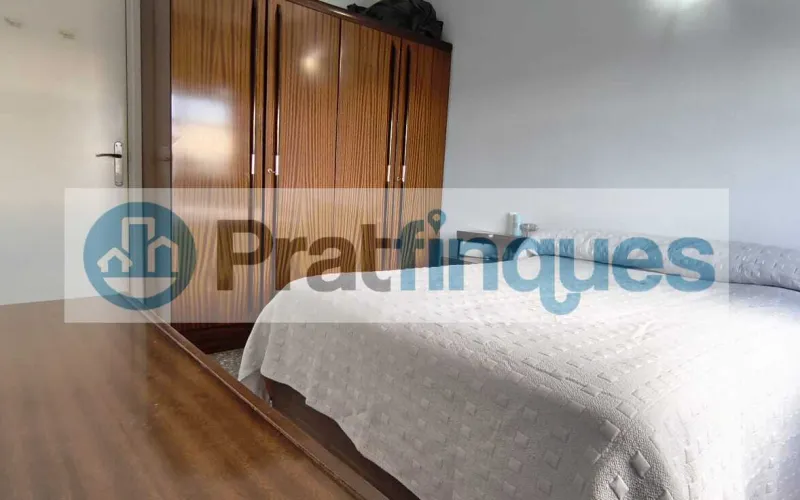 ¿Buscas un hogar donde la luz sea la protagonista?&nbsp;Presentamos este magnífico piso que combina una distribución funcional con una ubicación privilegiada para disfrutar de la máxima tranquilidad. Lo que hace especial a esta vivienda: Amplitud y Confort:&nbsp;Un salón-comedor acogedor que se convierte en el corazón de la casa, con salida directa a un&nbsp;balcón privado&nbsp;perfecto para relajarse. Zona de Descanso:&nbsp;Dispone de&nbsp;3 habitaciones&nbsp;(2 de ellas dobles y amplias, más una individual versátil),diseñadas para garantizar el descanso de toda la familia. Funcionalidad:&nbsp;Cocina independiente con acceso a galería, ideal para organizar el día a día. El baño completo ha sido actualizado con un moderno&nbsp;plato de ducha de resina antideslizante, aunando seguridad y estilo. Luz y Vistas:&nbsp;Gracias a su&nbsp;orientación Oeste, la vivienda se inunda de sol natural durante toda la tarde. Sus&nbsp;vistas despejadas&nbsp;te permitirán disfrutar de una sensación de libertad y paz difícil de encontrar.Equipamiento y Finca: La vivienda está lista para entrar a vivir, equipada con&nbsp;calefacción por radiadores&nbsp;(gas natural) y&nbsp;aire acondicionado con bomba de calor, garantizando el clima perfecto en cualquier época del año. Además, la finca cuenta con&nbsp;ascensor, facilitando el acceso y la comodidad total en tu rutina. ¡No pierdas la oportunidad de visitarlo! Un piso donde el confort y la luz se encuentran. En Pratfinques le acompañamos de forma integral durante todo el proceso de compraventa. Nos encargamos de la gestión de su financiación hipotecaria, la liquidación de impuestos y la inscripción registral de la propiedad. &nbsp; Tenga en cuenta los siguientes puntos informativos: &nbsp; Transparencia en el precio: El importe de venta no incluye los impuestos y tasas asociados (ITP y AJD). Plusvalía: El Impuesto sobre el Incremento de Valor de los Terrenos de Naturaleza Urbana corre íntegramente a cargo de la parte vendedora. Sin costes adicionales: En Pratfinques no cobramos honorarios a la parte compradora; nuestros servicios ya están incluidos en el precio de venta publicado.&nbsp;