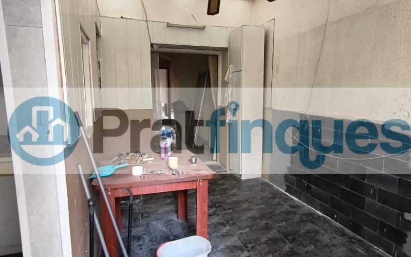 ¿Buscas un lienzo en blanco para diseñar una vida a tu medida o una inversión con posibilidades infinitas? Te presentamos una oportunidad única en la zona más auténtica de la ciudad. No es solo una casa; es la posibilidad de materializar ese proyecto que tienes en mente, combinando el encanto histórico con la modernidad absoluta. El espacio que siempre imaginaste Ubicada en una generosa parcela de&nbsp;155 m²&nbsp;(5 m de fachada por 31 m de fondo),esta propiedad destaca por su&nbsp;espectacular patio central, un pulmón de aire y luz que se convertirá en el alma de tu futuro hogar. Actualmente, la vivienda cuenta con&nbsp;164 m² construidos&nbsp;llenos de potencial: Planta Baja (86 m²):&nbsp;El espacio perfecto para una zona de día diáfana con vistas al jardín. Planta Primera (65 m²):&nbsp;Actualmente distribuida con recibidor, cocina, baño y un salón con salida a una&nbsp;terraza con orientación sur, garantizando sol durante todo el día. Planta Superior:&nbsp;Tres amplias estancias ideales para dormitorios dobles o suites de ensueño.¿Por qué esta propiedad es especial? Lo que hoy requiere una reforma integral, mañana será la casa más envidiada del barrio. Tienes flexibilidad total para diseñar: ✅ Un&nbsp;jardín privado con piscina&nbsp;y zona de barbacoa. ✅ Tu propio&nbsp;garaje privado&nbsp;en el centro. ✅ De 3 a 5 habitaciones según tus necesidades. Oportunidad para Inversores ????️ La normativa de la parcela es excepcional, permitiendo incluso la&nbsp;construcción de dos viviendas independientes: Un edificio de planta baja + 2 alturas + bajo cubierta. Un segundo edificio de planta baja + altura + bajo cubierta (ideal como estudio independiente, loft de invitados o garaje de gran capacidad).No te limites a leerlo: ven a sentirlo.&nbsp;Las dimensiones y la luz de este inmueble solo se aprecian de verdad al cruzar su puerta. Te acompañaremos en todo el proceso para ayudarte a visualizar y proyectar la casa que siempre quisiste. ¡Contáctanos hoy mismo y agenda tu visita! Tu futuro empieza aquí. &nbsp; En Pratfinques le acompañamos de forma integral durante todo el proceso de compraventa. Nos encargamos de la gestión de su financiación hipotecaria, la liquidación de impuestos y la inscripción registral de la propiedad. &nbsp; Tenga en cuenta los siguientes puntos informativos: &nbsp; Transparencia en el precio: El importe de venta no incluye los impuestos y tasas asociados (ITP y AJD). Plusvalía: El Impuesto sobre el Incremento de Valor de los Terrenos de Naturaleza Urbana corre íntegramente a cargo de la parte vendedora. Sin costes adicionales: En Pratfinques no cobramos honorarios a la parte compradora; nuestros servicios ya están incluidos en el precio de venta publicado.&nbsp;