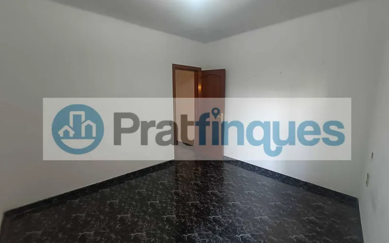 Presentamos esta magnífica propiedad situada en una de las intersecciones más estratégicas de El Prat. Una vivienda que destaca por su luminosidad, y distribución y un potencial para convertirse en el hogar de sus sueños. Distribución y Características El inmueble cuenta con una superficie de 94 m² construidos (79 m² útiles),diseñados para aprovechar cada rincón: Zona de Día:&nbsp;Un imponente salón-comedor independiente de 23 m², totalmente exterior, que inunda la estancia de luz natural y ofrece acceso directo a un acogedor balcón. Zona de Noche:&nbsp;Consta de 3 amplias habitaciones (incluyendo una habitación doble principal). Cocina y Baño:&nbsp;Cocina independiente de 8 m² con salida a galería técnica y un baño completo de cuatro piezas con bañera. Acabados:&nbsp;Suelos de gres porcelánico, carpintería interior en madera de cerezo y ventanas de aluminio.???? Un proyecto a tu medida La vivienda se encuentra en un estado que&nbsp;precisa de una actualización, lo que representa una oportunidad única. Con una reforma ejecutada con buen gusto, este piso tiene el potencial arquitectónico para transformarse en una pieza de diseño&nbsp;impresionantemente sofisticada y actual, revalorizando su inversión desde el primer día. La finca, perfectamente mantenida, dispone de&nbsp;ascensor. ???? Privilegios de una ubicación inmejorable Vivir en esta zona de El Prat de Llobregat es sinónimo de calidad de vida. Disfrutará de servicios de primer nivel a pie de calle: Conectividad Total:&nbsp;A tan solo 7 minutos de la estación de&nbsp;Metro L9 (Les Moreres)&nbsp;y con una red de paradas de autobús locales e interurbanas que conectan directamente con el centro de Barcelona en pocos minutos. Servicios y Ocio:&nbsp;Rodeado de una oferta comercial completa, centros de salud, colegios y zonas verdes. Todo lo que su día a día requiere, sin necesidad de desplazarse.Si buscas una ubicación premium para diseñar un hogar a tu estilo, esta es tu oportunidad.&nbsp;Contacta ahora para concertar una visita. En Pratfinques le acompañamos de forma integral durante todo el proceso de compraventa. Nos encargamos de la gestión de su financiación hipotecaria, la liquidación de impuestos y la inscripción registral de la propiedad. &nbsp; Tenga en cuenta los siguientes puntos informativos: &nbsp; Transparencia en el precio: El importe de venta no incluye los impuestos y tasas asociados (ITP y AJD). Plusvalía: El Impuesto sobre el Incremento de Valor de los Terrenos de Naturaleza Urbana corre íntegramente a cargo de la parte vendedora. Nota informativa: Los Honorarios de intermediación profesional no están incluidos en el precio de venta.