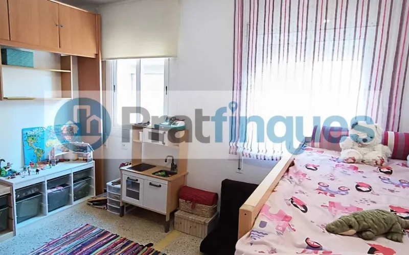 Descubra este piso único en el corazón de la ciudad. Una vivienda diseñada para aprovechar la luz natural al máximo, totalmente exterior y con una distribución versátil. Su gran salón de 22 m² se convierte en el centro del hogar, conectado a un balcón ideal para disfrutar del entorno urbano. Situada en un área con una&nbsp;oferta comercial inmejorable&nbsp;(moda, restauración y alimentación) y una conectividad excelente. A pocos minutos de la estación de&nbsp;Metro L9 (Les Moreres)&nbsp;y con acceso inmediato a las principales líneas de autobús (65, X2, L22, N17),esta propiedad combina comodidad, servicios y calidad de vida. Desde Pratfinques, te realizamos todos los trámites de la compraventa y a la obtención de la financiación hipotecaria, liquidación de los impuestos y, inscripción registral. -&nbsp;&nbsp;&nbsp;&nbsp;&nbsp;&nbsp;&nbsp;&nbsp;&nbsp;&nbsp;&nbsp;&nbsp;&nbsp; El precio de venta del inmueble, no incluye impuestos ni tasas. (ITP y AJD) -&nbsp;&nbsp;&nbsp;&nbsp;&nbsp;&nbsp;&nbsp;&nbsp;&nbsp;&nbsp;&nbsp;&nbsp;&nbsp; La plusvalía (Impuesto sobre el Incremento de Valor de los Terrenos Urbanos) es a cargo del vendedor. -&nbsp;&nbsp;&nbsp;&nbsp;&nbsp;&nbsp;&nbsp;&nbsp;&nbsp;&nbsp;&nbsp;&nbsp;&nbsp; En Pratfinques, NO COBRAMOS LOS HONORARIOS AL COMPRADOR, están incluidos en el precio de venta publicado.