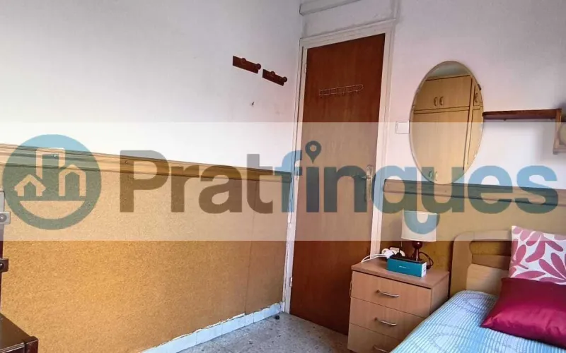 Ubicada en una de las zonas más exclusivas y demandadas de El Prat de Llobregat, presentamos esta vivienda totalmente exterior que destaca por su luz natural y su ubicación privilegiada en el&nbsp;Casc Antic. Características principales: Luminosidad total:&nbsp;Al ser una pieza íntegramente exterior, cada estancia disfruta de una claridad excepcional durante todo el día. Espacios optimizados:&nbsp;La vivienda cuenta con 69 m² construidos (63 m² útiles) distribuidos de forma funcional. Distribución: 3 dormitorios (uno de ellos doble). Salón-comedor con salida directa a un acogedor balcón. Cocina independiente con grandes posibilidades de reforma. Baño de tres piezas equipado con plato de ducha. Finca con ascensor:&nbsp;Situado en un edificio bien conservado que dispone de ascensor, garantizando total comodidad.Un lienzo en blanco para tu proyecto: El inmueble se encuentra en estado original, lo que representa la oportunidad perfecta para realizar una&nbsp;actualización integral&nbsp;y diseñar el hogar de tus sueños a medida. Su estructura permite múltiples opciones de personalización para ganar amplitud y estilo. Viva en una zona tranquila, con el encanto del casco histórico y todos los servicios, comercios y transporte a su alcance. En Pratfinques le acompañamos de forma integral durante todo el proceso de compraventa. Nos encargamos de la gestión de su financiación hipotecaria, la liquidación de impuestos y la inscripción registral de la propiedad. &nbsp; Tenga en cuenta los siguientes puntos informativos: &nbsp; Transparencia en el precio: El importe de venta no incluye los impuestos y tasas asociados (ITP y AJD). Plusvalía: El Impuesto sobre el Incremento de Valor de los Terrenos de Naturaleza Urbana corre íntegramente a cargo de la parte vendedora. Sin costes adicionales: En Pratfinques no cobramos honorarios a la parte compradora; nuestros servicios ya están incluidos en el precio de venta publicado.&nbsp;