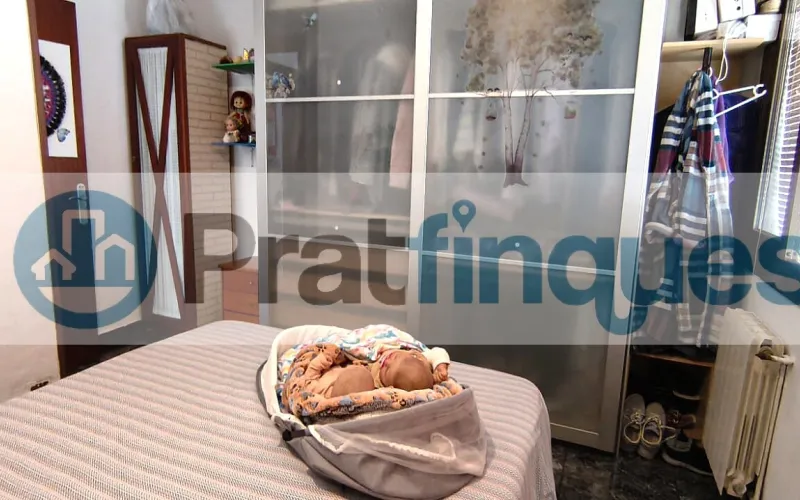 Vive por encima de todo. Este no es solo un ático, es un mirador privado diseñado para quienes buscan la calma sin renunciar al pulso de la ciudad. Con una orientación Este privilegiada, la vivienda se inunda de luz natural desde el primer café de la mañana, convirtiendo cada rincón en un espacio vibrante y acogedor. Espacios que respiran El corazón de la propiedad es su espectacular salón-comedor de 27 m², un área amplia y fluida que conecta directamente con la joya de la corona: una terraza a nivel de 36 m². Es el escenario perfecto para cenas bajo las estrellas, mañanas de lectura al sol o simplemente disfrutar de la libertad de un espacio exterior privado de grandes dimensiones. La distribución se completa con: Zona de descanso: 2 habitaciones (una de ellas doble, pensada para el máximo confort). Cocina independiente: Funcional y luminosa, con acceso directo a la terraza y zona de galería integrada. Baño de diseño: Totalmente actualizado, con plato de ducha de resina antideslizante para una estética moderna y segura. Calidades: Suelos de gres porcelánico que aportan elegancia y puertas de haya que dan calidez a todo el hogar.El privilegio de tu ubicación Vivir aquí significa tenerlo todo. Situado en un enclave estratégico junto al Carrer Lleida, disfrutarás de la comodidad de tener el comercio local, la mejor restauración y colegios a pocos pasos de tu portal. La conectividad es absoluta, con la L9 de Metro y líneas de autobús que te acercan a cualquier punto en minutos. No es solo un piso, es la oportunidad de vivir en una de las zonas más demandadas, donde la luz y la terraza marcan la diferencia entre un lugar donde vivir y un lugar donde ser feliz. En Pratfinques le acompañamos de forma integral durante todo el proceso de compraventa. Nos encargamos de la gestión de su financiación hipotecaria, la liquidación de impuestos y la inscripción registral de la propiedad. &nbsp; Tenga en cuenta los siguientes puntos informativos: &nbsp; Transparencia en el precio: El importe de venta no incluye los impuestos y tasas asociados (ITP y AJD). Plusvalía: El Impuesto sobre el Incremento de Valor de los Terrenos de Naturaleza Urbana corre íntegramente a cargo de la parte vendedora. Sin costes adicionales: En Pratfinques no cobramos honorarios a la parte compradora; nuestros servicios ya están incluidos en el precio de venta publicado.&nbsp;