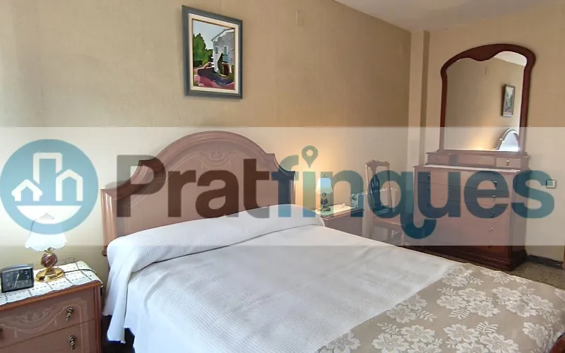 ¿Buscáis vuestra primera vivienda o el lugar ideal para ver crecer a vuestra familia? Este espectacular piso destaca por su amplitud, su luz natural y una comodidad absoluta en el día a día. Al tratarse de una quinta planta real en una finca con ascensor, disfrutaréis de una vivienda tranquila, sin ruidos de la calle y con sol directo durante todo el día. ¡Un lienzo en blanco perfecto para vuestro nuevo proyecto de vida! Espacios diseñados para el día a día familiar: El corazón de la casa: Un gran salón-comedor de 21 m² donde compartir cenas, tardes de cine y con salida directa al balcón. Habitaciones para todos: 3 dormitorios (dos de ellos dobles),ideales para el dormitorio principal, el cuarto de los niños o una zona de teletrabajo. Cocina independiente: Espaciosa, funcional y con acceso directo a una cómoda galería que desahoga el espacio principal. Baño reformado: Baño completo de 3 piezas equipado con un moderno y práctico plato de ducha. Metros reales: 76 m² útiles bien distribuidos (87 m² construidos) donde no se pierde ni un solo metro.Una ubicación pensada para vuestra comodidad Situado en la cotizada Avenida del Remolar, tendréis la tranquilidad que buscáis sin renunciar a nada. La ubicación es perfecta para el día a día de una familia: Conectividad total: Accesos rapidísimos en coche y una red excelente de transporte público para ir a trabajar o estudiar. Todo a un paso: Rodeado de comercio local, supermercados para la compra diaria, colegios, parques y una gran oferta de restauración para los fines de semana.¡Es el momento de dar el paso y tener vuestra propia casa! Contactad con nosotros hoy mismo para venir a verla antes de que se reserve. En Pratfinques le acompañamos de forma integral durante todo el proceso de compraventa. Nos encargamos de la gestión de su financiación hipotecaria, la liquidación de impuestos y la inscripción registral de la propiedad. &nbsp; Tenga en cuenta los siguientes puntos informativos: &nbsp; Transparencia en el precio: El importe de venta no incluye los impuestos y tasas asociados (ITP y AJD). Plusvalía: El Impuesto sobre el Incremento de Valor de los Terrenos de Naturaleza Urbana corre íntegramente a cargo de la parte vendedora. Sin costes adicionales: En Pratfinques no cobramos honorarios a la parte compradora; nuestros servicios ya están incluidos en el precio de venta publicado.&nbsp;