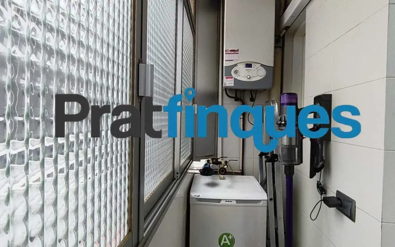 ¡Descubre tu nuevo hogar! Este encantador piso de 90 m² construidos (75 m² útiles) te ofrece la combinación perfecta de confort, espacio y una ubicación inmejorable. Situado en una cuarta planta con ascensor, destaca por su excelente distribución y su fantástica orientación oeste, ideal para disfrutar del sol de tarde. Características principales Zona de día: Salón-comedor de 16 m² con acceso directo a un agradable balcón de 8 m². Cocina independiente: Tipo office, muy espaciosa (14 m²) y con salida directa a galería/lavadero. Dormitorios: 3 habitaciones en total. Una suite principal de 12 m² y dos habitaciones individuales amplias. Baños: 1 baño completo de 4 piezas con bañera y 1 práctico aseo de cortesía. Climatización: Calefacción por radiadores de gas natural y aire acondicionado (splits) para un confort total todo el año. Ubicación y conectividad El inmueble se encuentra en una zona totalmente consolidada y excelentemente comunicada: A 8 minutos a pie de la parada de metro L9 (Cèntric). A 2 minutos de la parada de autobús Plaça Pau Casals (múltiples líneas). Servicios a pie de calle: Rodeado de comercios locales, restauración, colegios y entidades financieras. Condiciones y servicios de Pratfinques En Pratfinques te acompañamos en todo el proceso. Nos encargamos de todos los trámites de la compraventa: obtención de la financiación hipotecaria, liquidación de impuestos e inscripción registral. Sin honorarios de agencia para el comprador: Están totalmente incluidos en el precio de venta publicado. El precio de venta no incluye los impuestos ni tasas correspondientes a la parte compradora (ITP / AJD). La plusvalía municipal corre a cargo de la parte vendedora.