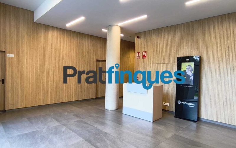 Te imaginas despertar cada día con el sol por la mañana, unas vistas claras y el cielo como vecino? Te ofrecemos esta magnífica vivienda exterior situado en una octava planta, completamente luminoso e impecable. Con una inmejorable orientación Sur-Sudeste, el piso disfruta de una entrada excepcional de luz natural durante todo el día. Ubicado en la prestigiosa Plaza Europa de L'Hospitalet de Llobregat, uno de los entornos urbanos más modernos, cotizados y mejor comunicados del área metropolitana de Barcelona, este hogar es el reflejo perfecto de una vida cómoda, elegante y altamente eficiente. La propiedad se sitúa en una finca joven que cuenta con tecnología de aerotermia de última generación y servicios exclusivos que elevan la calidad de vida al máximo nivel. Así se distribuye tu futuro hogar: - Gran dormitorio principal (16 m²): Un espacioso dormitorio de diseño que incluye una fantástica zona de vestuario integrada para tu total comodidad. - Salón-comedor de ensueño: Un ambiente abierto con grandes ventanales que conectan directamente con la terraza, inundando el espacio de sol. - Terrassa de 8 m²: El lugar ideal para relajarse ante la Plaza Europa, con acceso práctico y directo tanto desde el comedor como de la cocina. - Segundo dormitorio: Una habitación individual con ventana orientada a la terraza, ideal como despacho de teletrabajo, habitación juvenil o espacio polivalente. - Cocina independiente: Amplia, totalmente equipada, muy luminosa y con salida directa al exterior. Baño completo: Moderno y funcional, equipado con plato de ducha. Calidades, confort y eficiencia energética: - Suelos de parqué flotante de madera multicapa: Un acabado noble y natural que aporta máxima calidez, elegancia y confort a la pisada. - Sistema de aerotermia integral: Climatización de máximo ahorro (aire acondicionado y calefacción por conductas) y agua caliente sanitaria mediante energía limpia. - Máxima eficiencia: Edificio de construcción reciente con cierres de alto aislamiento y soluciones tecnológicas sostenibles. - Listo para entrar a vivir: El estado de conservación es excelente, no necesita ningún tipo de reforma. Servicios exclusivos de la finca: - Piscina comunitaria y solárium: Un oasis a tu disposición con espectaculares vistas panorámicas de la ciudad. - Seguridad y comodidad: Servicio de conserjería, control de accesos, dos ascensores y un montacargas. - Placas solares: Apoyo energético comunitario que optimiza todavía más el consumo general del edificio. Información de transparencia al consumidor: El precio de venta publicado no incluye los gastos ni los impuestos derivados de la compraventa (*ITP, gastos de notaría, registro, gestoría ni honorarios de intermediación inmobiliaria). Antes de hacer la visita, tu asesor personal te facilitará toda la información detallada y desglosada de estos costes para que compres con total tranquilidad.