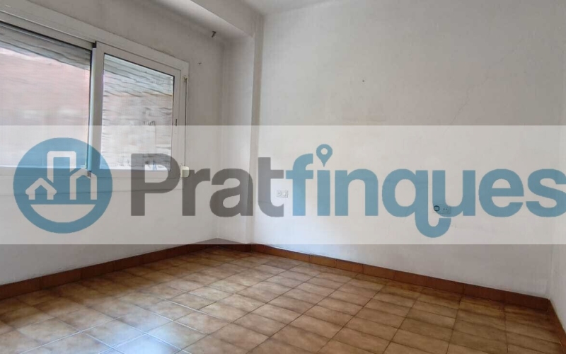 Luminoso piso con orientación Este y balcón en una de las zonas más demandadas de El Prat de Llobregat. Presentamos esta magnífica propiedad de 77 m² construidos (67 m² útiles),ubicada en el eje comercial y neurálgico de la Avenida Verge de Montserrat y Plaza Catalunya. Gracias a su orientación Este, la vivienda destaca por su gran luminosidad, recibiendo el sol directo de mañana, lo que garantiza un ambiente cálido, alegre y un excelente ahorro energético. Una pieza inmobiliaria con un potencial extraordinario, ideal tanto para familias que buscan diseñar su hogar a medida como para inversores que persiguen una alta rentabilidad. Distribución funcional y optimizada La vivienda destaca por su distribución lógica y el máximo aprovechamiento de sus espacios: Zona de día: Salón-comedor independiente con salida directa a un agradable balcón exterior, donde disfrutar del sol matinal. Cocina independiente: Con acceso a una práctica galería y derecho de uso de un patio de luces transitable. Zona de descanso: 3 dormitorios (1 doble principal de excelentes dimensiones y 2 individuales completos). Baño: Un baño completo de 4 piezas.Un lienzo en blanco para su proyecto El piso requiere una reforma integral, lo que representa la oportunidad perfecta para redistribuir los espacios a su gusto, elegir acabados de calidad actual y estrenar una vivienda totalmente personalizada según sus necesidades. La finca, además, está adaptada y cuenta con ascensor. Ubicación premium y conectividad total Situado en pleno corazón de El Prat, disfrutará de una comodidad absoluta en su día a día con todos los servicios a pie de calle: Transporte: A solo 3 minutos andando de la estación de metro Plaza Catalunya (L9 Sud) y a 2 minutos de las principales líneas de autobús. Comercios y servicios: Supermercados, tiendas de moda, colegios, centros médicos y una amplia oferta gastronómica a la vuelta de la esquina.No deje escapar esta excelente oportunidad por ubicación, precio, luz y potencial. Contacte con nosotros hoy mismo para concertar una visita. En Pratfinques le acompañamos de forma integral durante todo el proceso de compraventa. Nos encargamos de la gestión de su financiación hipotecaria, la liquidación de impuestos y la inscripción registral de la propiedad. Tenga en cuenta los siguientes puntos informativos: Transparencia en el precio: El importe de venta no incluye los impuestos y tasas asociados (ITP y AJD). Plusvalía: El Impuesto sobre el Incremento de Valor de los Terrenos de Naturaleza Urbana corre íntegramente a cargo de la parte vendedora. Sin costes adicionales: En Pratfinques no cobramos honorarios a la parte compradora; nuestros servicios ya están incluidos en el precio de venta publicado.