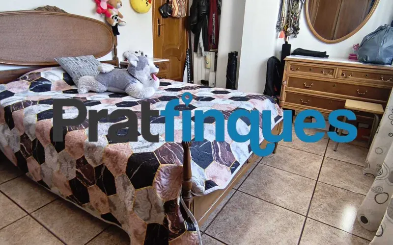 Si buscas un hogar luminoso, con una distribución excelente y la oportunidad de diseñarlo a tu gusto, este piso esquinero y totalmente exterior es la opción ideal. Destaca por su magnífica orientación Sur-Suroeste, lo que garantiza sol directo durante casi todo el día y una luz natural envidiable en todas sus estancias. Conoce su distribución (70 m² útiles / 77 m² construidos): Zona de día: Salón-comedor muy soleado con salida directa a un acogedor balcón, ideal para disfrutar del aire libre, y una cocina independiente con gran potencial de optimización. Zona de descanso: 3 habitaciones (dos de ellas dobles). La habitación principal cuenta con la comodidad exclusiva de un aseo de cortesía integrado. Baño principal: Un baño completo de 4 piezas equipado con plato de ducha. Detalles adicionales: Carpintería exterior de aluminio y puertas interiores de roble con molduras. La finca está perfectamente cuidada y dispone de ascensor. El lienzo perfecto para tu reforma La vivienda precisa de una actualización, lo que representa una oportunidad única para adaptarla a tus necesidades y crear la casa de tus sueños (¡imagina un diseño de concepto abierto uniendo cocina y salón!). Además, cuenta con una gran ventaja económica: la instalación eléctrica ya está completamente actualizada, lo que reducirá de forma considerable los costes y los tiempos de tu reforma. Una ubicación privilegiada y estratégica Ubicado en uno de los entornos más cotizados y consolidados de El Prat de Llobregat, disfrutarás de una calidad de vida excepcional con todos los servicios a pie de calle, manteniendo siempre la privacidad que tu familia merece: Conectividad total: A un paso de excelentes conexiones de transporte público (Metro y red de autobuses) que te conectan rápidamente con Barcelona y el aeropuerto. Comercio y ocio: Rodeado de una amplia oferta de comercio local, supermercados de alimentación, tiendas de moda y una variada oferta de restauración. Servicios públicos y educación: Un barrio ideal para familias, con centros educativos de excelente nivel para todas las edades (desde los más pequeños hasta los jóvenes),además de centros sanitarios y zonas verdes cercanas. No dejes escapar esta oportunidad. ¡Ven a visitarlo y descubre todo el potencial que este hogar tiene para ofrecerte! En Pratfinques le acompañamos de forma integral durante todo el proceso de compraventa. Nos encargamos de la gestión de su financiación hipotecaria, la liquidación de impuestos y la inscripción registral de la propiedad. Tenga en cuenta los siguientes puntos informativos: Transparencia en el precio: El importe de venta no incluye los impuestos y tasas asociados (ITP y AJD). Plusvalía: El Impuesto sobre el Incremento de Valor de los Terrenos de Naturaleza Urbana corre íntegramente a cargo de la parte vendedora. Información de transparencia al consumidor: Antes de hacer la visita, tu asesor personal te facilitará toda la información detallada y desglosada de estos costes para que compres con total tranquilidad.