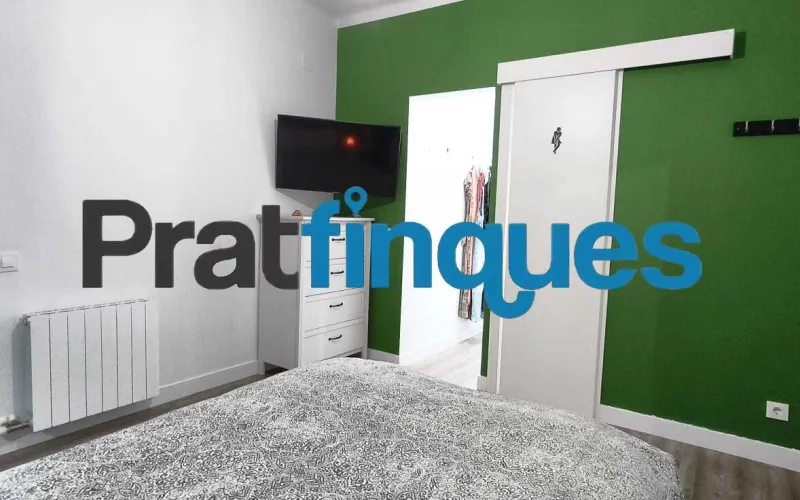 Presentamos esta magnífica vivienda lista para entrar a vivir, completamente reformada con un gusto exquisito y materiales de calidad. El inmueble destaca por su excelente distribución, luminosidad y el absoluto desahogo que ofrece su impresionante espacio exterior, convirtiéndolo en una pieza única en la zona. Características principales: Superficie óptima: 70 m² útiles distribuidos con la máxima eficiencia espacial. Zona de descanso: 3 amplios dormitorios, incluyendo una magnífica suite principal y dos habitaciones dobles adicionales. Baños modernos: 2 baños completos totalmente equipados con acabados contemporáneos. Cocina funcional: Espacio independiente y cómodo. Lavadero Interiorizado: un práctico lavadero interiorizado que maximiza el orden doméstico. Área de relax: Una agradable estancia acristalada que funciona como un balcón cubierto, ideal como rincón de lectura por su abundante luz natural y sosiego. Calidades y acabados premium: Aislamiento superior: Carpintería exterior oscilobatiente de aluminio con rotura de puente térmico y doble acristalamiento con cámara de aire, garantizando el máximo confort térmico y acústico. Elegancia interior: Suelos de parqué laminado de alta resistencia (AC5) y puertas de paso lacadas en blanco. Climatización: Sistema de calefacción integral mediante radiadores de gas natural. Un oasis exterior exclusivo: El verdadero elemento diferenciador de esta propiedad es su espectacular terraza privada de 61 m². Un espacio exterior idílico para disfrutar del clima mediterráneo, organizar cenas al aire libre o crear un jardín urbano. Además, cuenta con un valioso trastero de 5 m² integrado, la solución perfecta de almacenamiento para el día a día. Exclusividad y entorno de vida: Ubicada en una finca de solo dos vecinos, la privacidad y la tranquilidad están completamente garantizadas. El piso se emplaza en uno de los sectores residenciales más cotizados y demandados de la ciudad. Una zona que destaca por el equilibrio perfecto entre la paz de un entorno familiar y la comodidad urbana más absoluta. A escasos minutos a pie de la estación de metro L9 (Cèntric),la vivienda ofrece una conectividad impecable con el centro de Barcelona, el aeropuerto y redes de transporte (autobuses y taxis). El día a día aquí es un auténtico privilegio: dispondrá de una selecta oferta de restauración, comercios locales y servicios esenciales a pie de calle, sin renunciar a la calma de un vecindario residencial idílico. En Pratfinques le acompañamos de forma integral durante todo el proceso de compraventa. Nos encargamos de la gestión de su financiación hipotecaria, la liquidación de impuestos y la inscripción registral de la propiedad. Tenga en cuenta los siguientes puntos informativos: Transparencia en el precio: El importe de venta no incluye los impuestos y tasas asociados (ITP y AJD). Plusvalía: El Impuesto sobre el Incremento de Valor de los Terrenos de Naturaleza Urbana corre íntegramente a cargo de la parte vendedora. Información de transparencia al consumidor: Antes de hacer la visita, tu asesor personal te facilitará toda la información detallada y desglosada de estos costes para que compres con total tranquilidad.