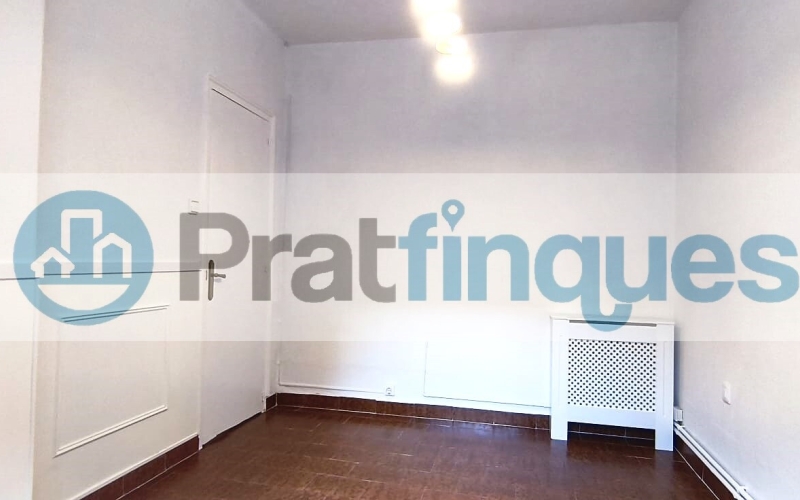 Un refugio de luz y armonía: El hogar donde tu familia florecerá ¿Buscas más que una casa? Te presentamos una propiedad con alma. Esta fantástica planta baja de 122 m² con una estància tipo estudio en segunda planta de 13 m² y terraza de 20m², no es solo un inmueble, es un escenario de bienestar donde la energía positiva se siente en cada rincón. Imagina las tardes de invierno al calor de su&nbsp;majestuosa chimenea, creando recuerdos imborrables con los tuyos en un salón que invita a la unión. Con&nbsp;4 amplias habitaciones&nbsp;(3 dobles y 1 sencilla y, 1 estudio en la 2ª planta),cada miembro de la familia encontrará su espacio de paz. La joya de la corona se encuentra en la planta superior: una estancia versátil de 13 m² que se abre a una&nbsp;terraza privada de 20m², el lugar perfecto para desayunos bajo el sol o noches de estrellas en total intimidad. ¿Sabes esa sensación de llegar a un lugar y sentir que 