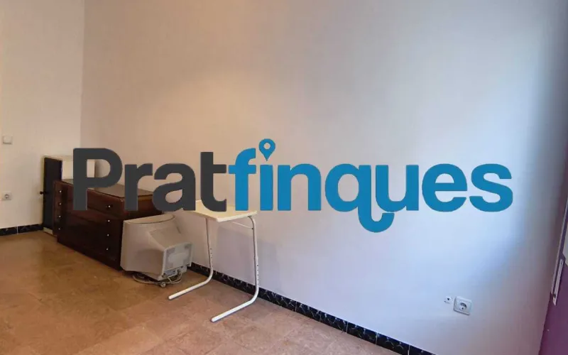 Si buscas comodidad, luz y tranquilidad, este piso de 75 m² útiles (84 m² construidos) te va a encantar. Está pensado para aprovechar cada rincón al máximo y se distribuye de forma ideal: Zona de día: Un acogedor salón-comedor de 15 m² y una moderna cocina office abierta de 9 m². ¡Y aquí viene lo mejor! Desde la cocina accedes directamente a una fantástica terraza a nivel de 10 m², el rincón perfecto para tomar el café por la mañana, disfrutar de cenas al aire libre o crear tu propio oasis urbano. Además, cuenta con un práctico lavadero integrado. Zona de descanso: 3 habitaciones (dos de ellas dobles, perfectas para el dormitorio principal o un espacio de trabajo) y un baño completo de 4 piezas. Ubicación y tranquilidad garantizadas El piso se encuentra en una de las zonas más valoradas y cotizadas de El Prat. Se ubica en la primera planta de un edificio clásico, sin ascensor, pero con una gran ventaja: ¡solo comparte espacio con 3 vecinos más! Al ser una comunidad tan pequeña y familiar, la paz y la tranquilidad están aseguradas. Listo para entrar a vivir (con muy pocos retoques) A diferencia de otros pisos, aquí el trabajo duro ya está hecho. La vivienda ha sido mimada y cuenta con: Instalación eléctrica totalmente actualizada. Ventanas de PVC con rotura de puente térmico y doble cristal (adiós al frío y a los ruidos). Cocina completamente equipada. ¿Lo mejor? Solo necesita lo que llamamos