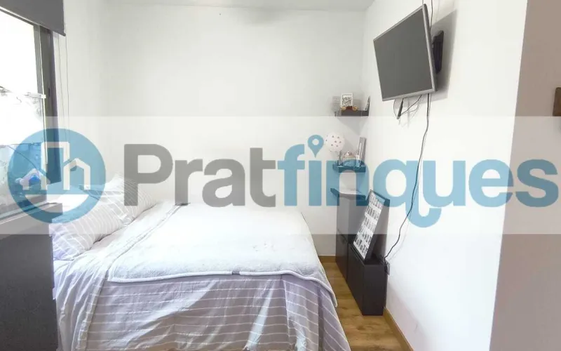 Ubicada en la zona más emblemática y con más solera de El Prat, presentamos esta impecable vivienda en una finca de&nbsp;obra seminueva&nbsp;que destaca por su diseño funcional y la alta calidad de sus acabados. El inmueble consta de&nbsp;84 m² construidos&nbsp;(73 m² útiles) perfectamente distribuidos para maximizar la entrada de luz natural y el confort. La zona de día se define por un acogedor salón-comedor de 16 m², equipado con aire acondicionado (split),que comunica directamente con un&nbsp;balcón orientado al oeste, ideal para disfrutar del sol de tarde. La cocina, independiente y de generosas dimensiones (10 m²),ofrece un espacio óptimo de trabajo y almacenaje. En la zona de descanso encontramos&nbsp;3 dormitorios&nbsp;(dos de ellos dobles). La habitación principal destaca por su configuración tipo&nbsp;suite, incorporando un baño privado con plato de ducha de resina antideslizante. Un segundo baño completo da servicio al resto de la vivienda. Excelencia en los detalles: Aislamiento:&nbsp;Carpintería exterior de aluminio con&nbsp;rotura de puente térmico, garantizando eficiencia energética y confort acústico. Calidez:&nbsp;Suelos de&nbsp;parqué flotante laminado AC5&nbsp;de alta resistencia y puertas interiores en haya vaporizada. Accesibilidad:&nbsp;Finca moderna que cuenta con&nbsp;ascensor.Una oportunidad única para quienes buscan un hogar listo para entrar a vivir en un entorno histórico y tranquilo, sin renunciar a las comodidades de una construcción contemporánea. En Pratfinques le acompañamos de forma integral durante todo el proceso de compraventa. Nos encargamos de la gestión de su financiación hipotecaria, la liquidación de impuestos y la inscripción registral de la propiedad. &nbsp; Tenga en cuenta los siguientes puntos informativos: &nbsp; Transparencia en el precio: El importe de venta no incluye los impuestos y tasas asociados (ITP y AJD). Plusvalía: El Impuesto sobre el Incremento de Valor de los Terrenos de Naturaleza Urbana corre íntegramente a cargo de la parte vendedora. Sin costes adicionales: En Pratfinques no cobramos honorarios a la parte compradora; nuestros servicios ya están incluidos en el precio de venta publicado.&nbsp;