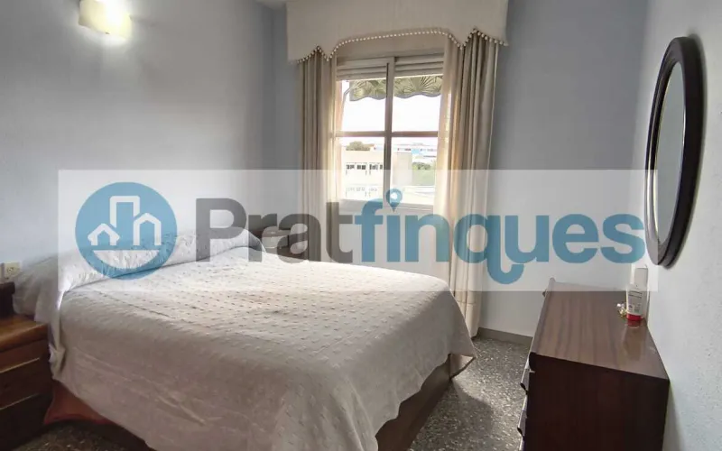 ¿Buscas un hogar donde la luz sea la protagonista?&nbsp;Presentamos este magnífico piso que combina una distribución funcional con una ubicación privilegiada para disfrutar de la máxima tranquilidad. Lo que hace especial a esta vivienda: Amplitud y Confort:&nbsp;Un salón-comedor acogedor que se convierte en el corazón de la casa, con salida directa a un&nbsp;balcón privado&nbsp;perfecto para relajarse. Zona de Descanso:&nbsp;Dispone de&nbsp;3 habitaciones&nbsp;(2 de ellas dobles y amplias, más una individual versátil),diseñadas para garantizar el descanso de toda la familia. Funcionalidad:&nbsp;Cocina independiente con acceso a galería, ideal para organizar el día a día. El baño completo ha sido actualizado con un moderno&nbsp;plato de ducha de resina antideslizante, aunando seguridad y estilo. Luz y Vistas:&nbsp;Gracias a su&nbsp;orientación Oeste, la vivienda se inunda de sol natural durante toda la tarde. Sus&nbsp;vistas despejadas&nbsp;te permitirán disfrutar de una sensación de libertad y paz difícil de encontrar.Equipamiento y Finca: La vivienda está lista para entrar a vivir, equipada con&nbsp;calefacción por radiadores&nbsp;(gas natural) y&nbsp;aire acondicionado con bomba de calor, garantizando el clima perfecto en cualquier época del año. Además, la finca cuenta con&nbsp;ascensor, facilitando el acceso y la comodidad total en tu rutina. ¡No pierdas la oportunidad de visitarlo! Un piso donde el confort y la luz se encuentran. En Pratfinques le acompañamos de forma integral durante todo el proceso de compraventa. Nos encargamos de la gestión de su financiación hipotecaria, la liquidación de impuestos y la inscripción registral de la propiedad. &nbsp; Tenga en cuenta los siguientes puntos informativos: &nbsp; Transparencia en el precio: El importe de venta no incluye los impuestos y tasas asociados (ITP y AJD). Plusvalía: El Impuesto sobre el Incremento de Valor de los Terrenos de Naturaleza Urbana corre íntegramente a cargo de la parte vendedora. Sin costes adicionales: En Pratfinques no cobramos honorarios a la parte compradora; nuestros servicios ya están incluidos en el precio de venta publicado.&nbsp;