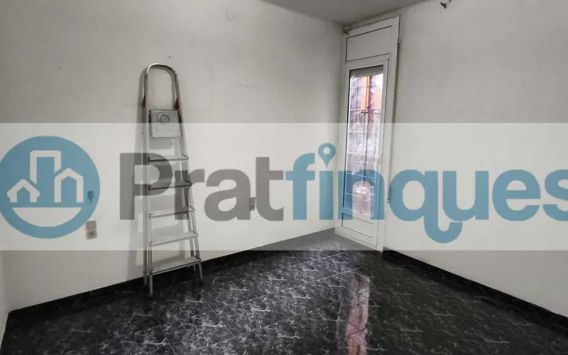 Presentamos esta magnífica propiedad situada en una de las intersecciones más estratégicas de El Prat. Una vivienda que destaca por su luminosidad, y distribución y un potencial para convertirse en el hogar de sus sueños. Distribución y Características El inmueble cuenta con una superficie de 94 m² construidos (79 m² útiles),diseñados para aprovechar cada rincón: Zona de Día:&nbsp;Un imponente salón-comedor independiente de 23 m², totalmente exterior, que inunda la estancia de luz natural y ofrece acceso directo a un acogedor balcón. Zona de Noche:&nbsp;Consta de 3 amplias habitaciones (incluyendo una habitación doble principal). Cocina y Baño:&nbsp;Cocina independiente de 8 m² con salida a galería técnica y un baño completo de cuatro piezas con bañera. Acabados:&nbsp;Suelos de gres porcelánico, carpintería interior en madera de cerezo y ventanas de aluminio.???? Un proyecto a tu medida La vivienda se encuentra en un estado que&nbsp;precisa de una actualización, lo que representa una oportunidad única. Con una reforma ejecutada con buen gusto, este piso tiene el potencial arquitectónico para transformarse en una pieza de diseño&nbsp;impresionantemente sofisticada y actual, revalorizando su inversión desde el primer día. La finca, perfectamente mantenida, dispone de&nbsp;ascensor. ???? Privilegios de una ubicación inmejorable Vivir en esta zona de El Prat de Llobregat es sinónimo de calidad de vida. Disfrutará de servicios de primer nivel a pie de calle: Conectividad Total:&nbsp;A tan solo 7 minutos de la estación de&nbsp;Metro L9 (Les Moreres)&nbsp;y con una red de paradas de autobús locales e interurbanas que conectan directamente con el centro de Barcelona en pocos minutos. Servicios y Ocio:&nbsp;Rodeado de una oferta comercial completa, centros de salud, colegios y zonas verdes. Todo lo que su día a día requiere, sin necesidad de desplazarse.Si buscas una ubicación premium para diseñar un hogar a tu estilo, esta es tu oportunidad.&nbsp;Contacta ahora para concertar una visita. En Pratfinques le acompañamos de forma integral durante todo el proceso de compraventa. Nos encargamos de la gestión de su financiación hipotecaria, la liquidación de impuestos y la inscripción registral de la propiedad. &nbsp; Tenga en cuenta los siguientes puntos informativos: &nbsp; Transparencia en el precio: El importe de venta no incluye los impuestos y tasas asociados (ITP y AJD). Plusvalía: El Impuesto sobre el Incremento de Valor de los Terrenos de Naturaleza Urbana corre íntegramente a cargo de la parte vendedora. Nota informativa: Los Honorarios de intermediación profesional no están incluidos en el precio de venta.