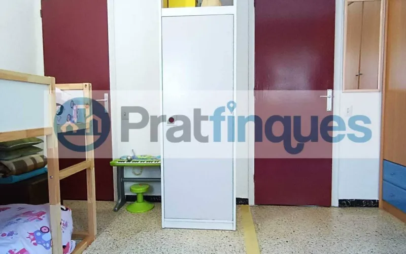 Descubra este piso único en el corazón de la ciudad. Una vivienda diseñada para aprovechar la luz natural al máximo, totalmente exterior y con una distribución versátil. Su gran salón de 22 m² se convierte en el centro del hogar, conectado a un balcón ideal para disfrutar del entorno urbano. Situada en un área con una&nbsp;oferta comercial inmejorable&nbsp;(moda, restauración y alimentación) y una conectividad excelente. A pocos minutos de la estación de&nbsp;Metro L9 (Les Moreres)&nbsp;y con acceso inmediato a las principales líneas de autobús (65, X2, L22, N17),esta propiedad combina comodidad, servicios y calidad de vida. Desde Pratfinques, te realizamos todos los trámites de la compraventa y a la obtención de la financiación hipotecaria, liquidación de los impuestos y, inscripción registral. -&nbsp;&nbsp;&nbsp;&nbsp;&nbsp;&nbsp;&nbsp;&nbsp;&nbsp;&nbsp;&nbsp;&nbsp;&nbsp; El precio de venta del inmueble, no incluye impuestos ni tasas. (ITP y AJD) -&nbsp;&nbsp;&nbsp;&nbsp;&nbsp;&nbsp;&nbsp;&nbsp;&nbsp;&nbsp;&nbsp;&nbsp;&nbsp; La plusvalía (Impuesto sobre el Incremento de Valor de los Terrenos Urbanos) es a cargo del vendedor. -&nbsp;&nbsp;&nbsp;&nbsp;&nbsp;&nbsp;&nbsp;&nbsp;&nbsp;&nbsp;&nbsp;&nbsp;&nbsp; En Pratfinques, NO COBRAMOS LOS HONORARIOS AL COMPRADOR, están incluidos en el precio de venta publicado.