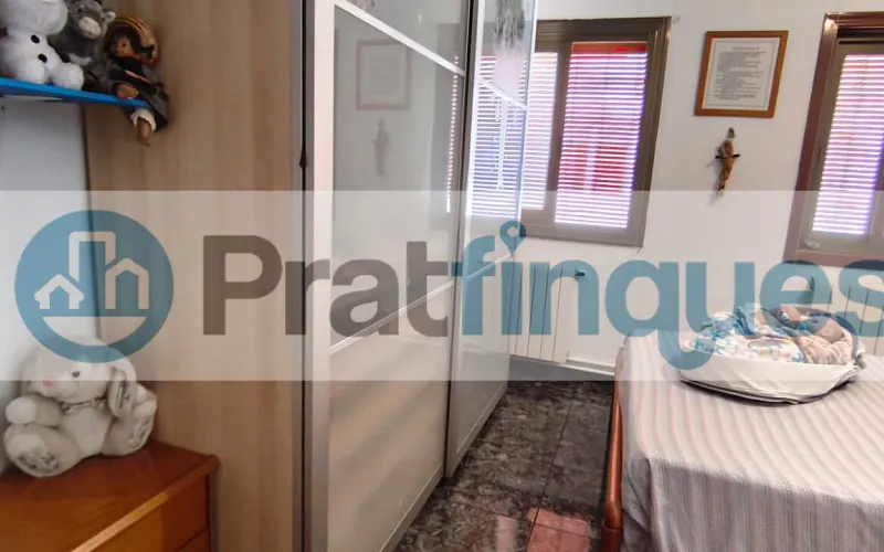 Vive por encima de todo. Este no es solo un ático, es un mirador privado diseñado para quienes buscan la calma sin renunciar al pulso de la ciudad. Con una orientación Este privilegiada, la vivienda se inunda de luz natural desde el primer café de la mañana, convirtiendo cada rincón en un espacio vibrante y acogedor. Espacios que respiran El corazón de la propiedad es su espectacular salón-comedor de 27 m², un área amplia y fluida que conecta directamente con la joya de la corona: una terraza a nivel de 36 m². Es el escenario perfecto para cenas bajo las estrellas, mañanas de lectura al sol o simplemente disfrutar de la libertad de un espacio exterior privado de grandes dimensiones. La distribución se completa con: Zona de descanso: 2 habitaciones (una de ellas doble, pensada para el máximo confort). Cocina independiente: Funcional y luminosa, con acceso directo a la terraza y zona de galería integrada. Baño de diseño: Totalmente actualizado, con plato de ducha de resina antideslizante para una estética moderna y segura. Calidades: Suelos de gres porcelánico que aportan elegancia y puertas de haya que dan calidez a todo el hogar.El privilegio de tu ubicación Vivir aquí significa tenerlo todo. Situado en un enclave estratégico junto al Carrer Lleida, disfrutarás de la comodidad de tener el comercio local, la mejor restauración y colegios a pocos pasos de tu portal. La conectividad es absoluta, con la L9 de Metro y líneas de autobús que te acercan a cualquier punto en minutos. No es solo un piso, es la oportunidad de vivir en una de las zonas más demandadas, donde la luz y la terraza marcan la diferencia entre un lugar donde vivir y un lugar donde ser feliz. En Pratfinques le acompañamos de forma integral durante todo el proceso de compraventa. Nos encargamos de la gestión de su financiación hipotecaria, la liquidación de impuestos y la inscripción registral de la propiedad. &nbsp; Tenga en cuenta los siguientes puntos informativos: &nbsp; Transparencia en el precio: El importe de venta no incluye los impuestos y tasas asociados (ITP y AJD). Plusvalía: El Impuesto sobre el Incremento de Valor de los Terrenos de Naturaleza Urbana corre íntegramente a cargo de la parte vendedora. Sin costes adicionales: En Pratfinques no cobramos honorarios a la parte compradora; nuestros servicios ya están incluidos en el precio de venta publicado.&nbsp;