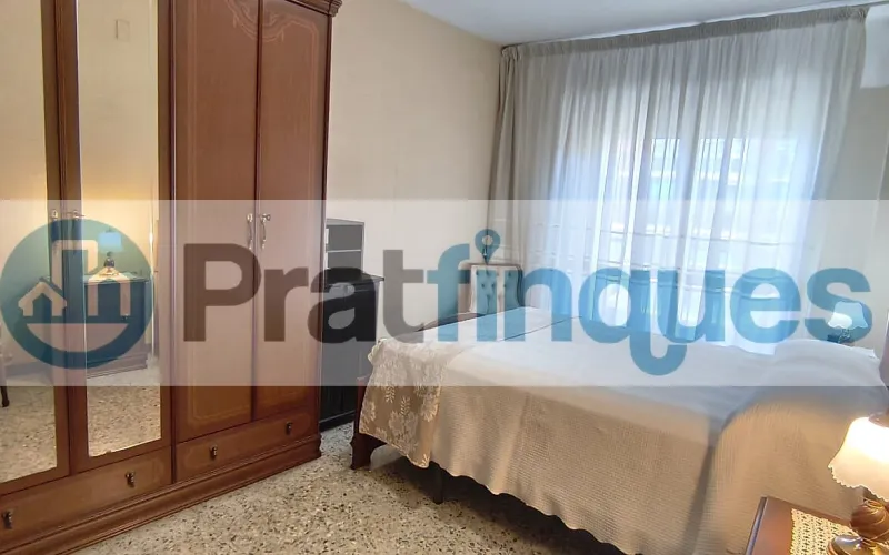 ¿Buscáis vuestra primera vivienda o el lugar ideal para ver crecer a vuestra familia? Este espectacular piso destaca por su amplitud, su luz natural y una comodidad absoluta en el día a día. Al tratarse de una quinta planta real en una finca con ascensor, disfrutaréis de una vivienda tranquila, sin ruidos de la calle y con sol directo durante todo el día. ¡Un lienzo en blanco perfecto para vuestro nuevo proyecto de vida! Espacios diseñados para el día a día familiar: El corazón de la casa: Un gran salón-comedor de 21 m² donde compartir cenas, tardes de cine y con salida directa al balcón. Habitaciones para todos: 3 dormitorios (dos de ellos dobles),ideales para el dormitorio principal, el cuarto de los niños o una zona de teletrabajo. Cocina independiente: Espaciosa, funcional y con acceso directo a una cómoda galería que desahoga el espacio principal. Baño reformado: Baño completo de 3 piezas equipado con un moderno y práctico plato de ducha. Metros reales: 76 m² útiles bien distribuidos (87 m² construidos) donde no se pierde ni un solo metro.Una ubicación pensada para vuestra comodidad Situado en la cotizada Avenida del Remolar, tendréis la tranquilidad que buscáis sin renunciar a nada. La ubicación es perfecta para el día a día de una familia: Conectividad total: Accesos rapidísimos en coche y una red excelente de transporte público para ir a trabajar o estudiar. Todo a un paso: Rodeado de comercio local, supermercados para la compra diaria, colegios, parques y una gran oferta de restauración para los fines de semana.¡Es el momento de dar el paso y tener vuestra propia casa! Contactad con nosotros hoy mismo para venir a verla antes de que se reserve. En Pratfinques le acompañamos de forma integral durante todo el proceso de compraventa. Nos encargamos de la gestión de su financiación hipotecaria, la liquidación de impuestos y la inscripción registral de la propiedad. &nbsp; Tenga en cuenta los siguientes puntos informativos: &nbsp; Transparencia en el precio: El importe de venta no incluye los impuestos y tasas asociados (ITP y AJD). Plusvalía: El Impuesto sobre el Incremento de Valor de los Terrenos de Naturaleza Urbana corre íntegramente a cargo de la parte vendedora. Sin costes adicionales: En Pratfinques no cobramos honorarios a la parte compradora; nuestros servicios ya están incluidos en el precio de venta publicado.&nbsp;