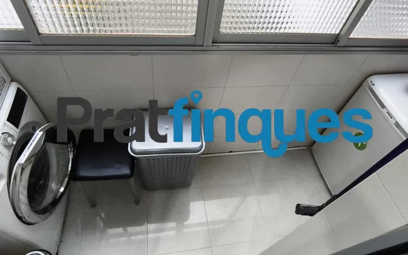 ¡Descubre tu nuevo hogar! Este encantador piso de 90 m² construidos (75 m² útiles) te ofrece la combinación perfecta de confort, espacio y una ubicación inmejorable. Situado en una cuarta planta con ascensor, destaca por su excelente distribución y su fantástica orientación oeste, ideal para disfrutar del sol de tarde. Características principales Zona de día: Salón-comedor de 16 m² con acceso directo a un agradable balcón de 8 m². Cocina independiente: Tipo office, muy espaciosa (14 m²) y con salida directa a galería/lavadero. Dormitorios: 3 habitaciones en total. Una suite principal de 12 m² y dos habitaciones individuales amplias. Baños: 1 baño completo de 4 piezas con bañera y 1 práctico aseo de cortesía. Climatización: Calefacción por radiadores de gas natural y aire acondicionado (splits) para un confort total todo el año. Ubicación y conectividad El inmueble se encuentra en una zona totalmente consolidada y excelentemente comunicada: A 8 minutos a pie de la parada de metro L9 (Cèntric). A 2 minutos de la parada de autobús Plaça Pau Casals (múltiples líneas). Servicios a pie de calle: Rodeado de comercios locales, restauración, colegios y entidades financieras. Condiciones y servicios de Pratfinques En Pratfinques te acompañamos en todo el proceso. Nos encargamos de todos los trámites de la compraventa: obtención de la financiación hipotecaria, liquidación de impuestos e inscripción registral. Sin honorarios de agencia para el comprador: Están totalmente incluidos en el precio de venta publicado. El precio de venta no incluye los impuestos ni tasas correspondientes a la parte compradora (ITP / AJD). La plusvalía municipal corre a cargo de la parte vendedora.