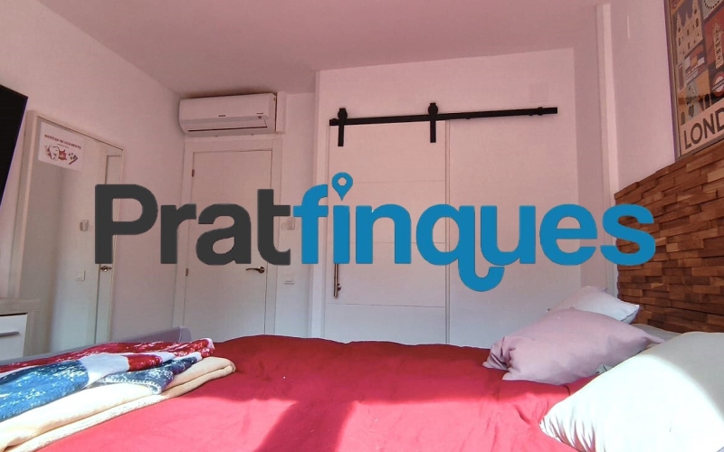 Presentamos este espectacular piso totalmente reformado de 89 m² útiles, ubicado en pleno centro de la ciudad, a un paso de la emblemática Plaza Catalunya y de la estación de metro L9 Cèntric. Una vivienda lista para entrar a vivir, diseñada para ofrecerte el máximo confort, luminosidad y una distribución perfecta para la vida familiar. Distribución inteligente: Zona de día y Zona de noche El diseño de la vivienda separa de forma excelente los espacios para garantizar tu privacidad y descanso: Zona de Día: Al cruzar el recibidor, accedes directamente a un salón-comedor de 18 m², un espacio amplio y acogedor con salida directa a un agradable balcón. La cocina es independiente y cuenta con la galería ya integrada. Destaca por su gran luminosidad gracias a un elegante tabique acristalado tipo ventana, que permite el paso de la luz natural desde el comedor mientras cocinas. Zona de Noche: Conectada de forma fluida desde el comedor, distribuye el acceso a los dormitorios y baños: Habitación principal en suite (11 m²): Exterior, inundada de sol y con su propio baño privado de 4 m² (3 piezas con plato de ducha de resina antideslizante). Segunda habitación doble (11 m²): También exterior a la calle, disfrutando de una orientación inmejorable con sol durante todo el día. Dos habitaciones individuales (8 m² cada una): Espacios versátiles ideales para dormitorios, zona de juegos o teletrabajo. Una de ellas cuenta con salida a un segundo balcón orientado al patio de luces. Baño común: Moderno y funcional, compuesto por 3 piezas y equipado con plato de ducha de resina antideslizante. Calidades premium y confort total La vivienda cuenta con una reforma integral de hace solo 5 años y está cuidada al detalle con materiales de alta calidad: Orientación Sur: Vivienda muy soleada y bañada por la luz natural durante todo el día. Aislamiento perfecto: Carpintería de aluminio con rotura de puente térmico y doble ventana, garantizando el mejor aislamiento térmico y acústico. Suelos y carpintería: Suelo de parqué sintético de alta resistencia (nivel AC5) y puertas lacadas en blanco (batientes y correderas empotradas en los baños para optimizar el espacio). Airecondicionado: 3 splits con bomba de calor en distintas estàncies. Ubicación inmejorable Vivirás en el centro de El Prat, rodeado de todos los servicios esenciales: colegios, bibliotecas, comercios y una excelente conectividad en transporte público (Metro L9 Cèntric y múltiples líneas de autobús). Un hogar idílico, cómodo y pensado para disfrutar de la paz familiar. ¿Te vas a perder la oportunidad de visitarlo? &nbsp;