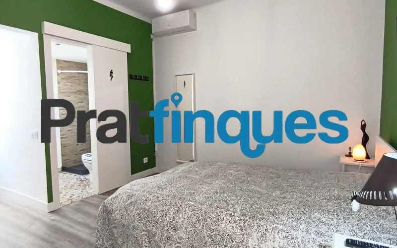 Presentamos esta magnífica vivienda lista para entrar a vivir, completamente reformada con un gusto exquisito y materiales de calidad. El inmueble destaca por su excelente distribución, luminosidad y el absoluto desahogo que ofrece su impresionante espacio exterior, convirtiéndolo en una pieza única en la zona. Características principales: Superficie óptima: 70 m² útiles distribuidos con la máxima eficiencia espacial. Zona de descanso: 3 amplios dormitorios, incluyendo una magnífica suite principal y dos habitaciones dobles adicionales. Baños modernos: 2 baños completos totalmente equipados con acabados contemporáneos. Cocina funcional: Espacio independiente y cómodo. Lavadero Interiorizado: un práctico lavadero interiorizado que maximiza el orden doméstico. Área de relax: Una agradable estancia acristalada que funciona como un balcón cubierto, ideal como rincón de lectura por su abundante luz natural y sosiego. Calidades y acabados premium: Aislamiento superior: Carpintería exterior oscilobatiente de aluminio con rotura de puente térmico y doble acristalamiento con cámara de aire, garantizando el máximo confort térmico y acústico. Elegancia interior: Suelos de parqué laminado de alta resistencia (AC5) y puertas de paso lacadas en blanco. Climatización: Sistema de calefacción integral mediante radiadores de gas natural. Un oasis exterior exclusivo: El verdadero elemento diferenciador de esta propiedad es su espectacular terraza privada de 61 m². Un espacio exterior idílico para disfrutar del clima mediterráneo, organizar cenas al aire libre o crear un jardín urbano. Además, cuenta con un valioso trastero de 5 m² integrado, la solución perfecta de almacenamiento para el día a día. Exclusividad y entorno de vida: Ubicada en una finca de solo dos vecinos, la privacidad y la tranquilidad están completamente garantizadas. El piso se emplaza en uno de los sectores residenciales más cotizados y demandados de la ciudad. Una zona que destaca por el equilibrio perfecto entre la paz de un entorno familiar y la comodidad urbana más absoluta. A escasos minutos a pie de la estación de metro L9 (Cèntric),la vivienda ofrece una conectividad impecable con el centro de Barcelona, el aeropuerto y redes de transporte (autobuses y taxis). El día a día aquí es un auténtico privilegio: dispondrá de una selecta oferta de restauración, comercios locales y servicios esenciales a pie de calle, sin renunciar a la calma de un vecindario residencial idílico. En Pratfinques le acompañamos de forma integral durante todo el proceso de compraventa. Nos encargamos de la gestión de su financiación hipotecaria, la liquidación de impuestos y la inscripción registral de la propiedad. Tenga en cuenta los siguientes puntos informativos: Transparencia en el precio: El importe de venta no incluye los impuestos y tasas asociados (ITP y AJD). Plusvalía: El Impuesto sobre el Incremento de Valor de los Terrenos de Naturaleza Urbana corre íntegramente a cargo de la parte vendedora. Información de transparencia al consumidor: Antes de hacer la visita, tu asesor personal te facilitará toda la información detallada y desglosada de estos costes para que compres con total tranquilidad.