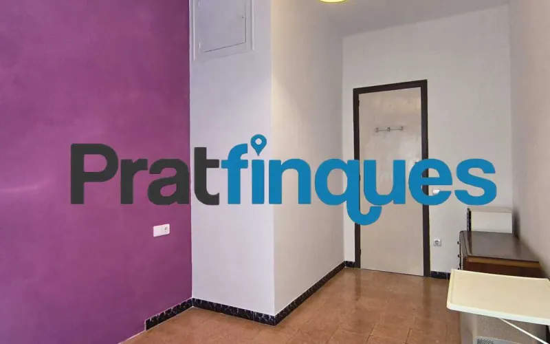 Si buscas comodidad, luz y tranquilidad, este piso de 75 m² útiles (84 m² construidos) te va a encantar. Está pensado para aprovechar cada rincón al máximo y se distribuye de forma ideal: Zona de día: Un acogedor salón-comedor de 15 m² y una moderna cocina office abierta de 9 m². ¡Y aquí viene lo mejor! Desde la cocina accedes directamente a una fantástica terraza a nivel de 10 m², el rincón perfecto para tomar el café por la mañana, disfrutar de cenas al aire libre o crear tu propio oasis urbano. Además, cuenta con un práctico lavadero integrado. Zona de descanso: 3 habitaciones (dos de ellas dobles, perfectas para el dormitorio principal o un espacio de trabajo) y un baño completo de 4 piezas. Ubicación y tranquilidad garantizadas El piso se encuentra en una de las zonas más valoradas y cotizadas de El Prat. Se ubica en la primera planta de un edificio clásico, sin ascensor, pero con una gran ventaja: ¡solo comparte espacio con 3 vecinos más! Al ser una comunidad tan pequeña y familiar, la paz y la tranquilidad están aseguradas. Listo para entrar a vivir (con muy pocos retoques) A diferencia de otros pisos, aquí el trabajo duro ya está hecho. La vivienda ha sido mimada y cuenta con: Instalación eléctrica totalmente actualizada. Ventanas de PVC con rotura de puente térmico y doble cristal (adiós al frío y a los ruidos). Cocina completamente equipada. ¿Lo mejor? Solo necesita lo que llamamos