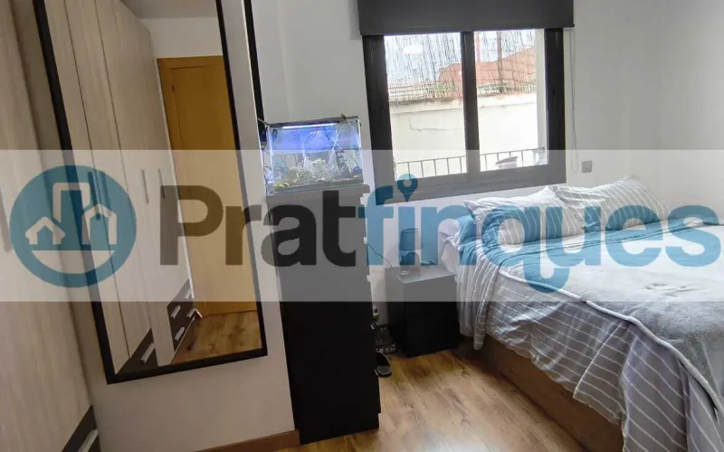 Ubicada en la zona más emblemática y con más solera de El Prat, presentamos esta impecable vivienda en una finca de&nbsp;obra seminueva&nbsp;que destaca por su diseño funcional y la alta calidad de sus acabados. El inmueble consta de&nbsp;84 m² construidos&nbsp;(73 m² útiles) perfectamente distribuidos para maximizar la entrada de luz natural y el confort. La zona de día se define por un acogedor salón-comedor de 16 m², equipado con aire acondicionado (split),que comunica directamente con un&nbsp;balcón orientado al oeste, ideal para disfrutar del sol de tarde. La cocina, independiente y de generosas dimensiones (10 m²),ofrece un espacio óptimo de trabajo y almacenaje. En la zona de descanso encontramos&nbsp;3 dormitorios&nbsp;(dos de ellos dobles). La habitación principal destaca por su configuración tipo&nbsp;suite, incorporando un baño privado con plato de ducha de resina antideslizante. Un segundo baño completo da servicio al resto de la vivienda. Excelencia en los detalles: Aislamiento:&nbsp;Carpintería exterior de aluminio con&nbsp;rotura de puente térmico, garantizando eficiencia energética y confort acústico. Calidez:&nbsp;Suelos de&nbsp;parqué flotante laminado AC5&nbsp;de alta resistencia y puertas interiores en haya vaporizada. Accesibilidad:&nbsp;Finca moderna que cuenta con&nbsp;ascensor.Una oportunidad única para quienes buscan un hogar listo para entrar a vivir en un entorno histórico y tranquilo, sin renunciar a las comodidades de una construcción contemporánea. En Pratfinques le acompañamos de forma integral durante todo el proceso de compraventa. Nos encargamos de la gestión de su financiación hipotecaria, la liquidación de impuestos y la inscripción registral de la propiedad. &nbsp; Tenga en cuenta los siguientes puntos informativos: &nbsp; Transparencia en el precio: El importe de venta no incluye los impuestos y tasas asociados (ITP y AJD). Plusvalía: El Impuesto sobre el Incremento de Valor de los Terrenos de Naturaleza Urbana corre íntegramente a cargo de la parte vendedora. Sin costes adicionales: En Pratfinques no cobramos honorarios a la parte compradora; nuestros servicios ya están incluidos en el precio de venta publicado.&nbsp;