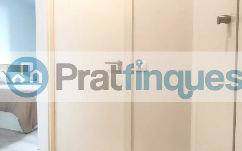 Exclusividad y sostenibilidad en una de las ubicaciones más codiciadas del área metropolitana. Le presentamos una pieza arquitectónica única situada en el corazón de&nbsp;Plaza Europa, el nuevo referente del urbanismo moderno en L'Hospitalet de Llobregat. Ubicada en una finca de&nbsp;obra nueva (2023),esta vivienda destaca por su privilegiada altura y su dominio visual, ofreciendo vistas despejadas que dotan a cada estancia de una personalidad inigualable. Espacios Diseñados para el Bienestar Con una superficie de 84 m² construidos, el hogar se distribuye con una elegancia funcional: Zona de Día:&nbsp;Un espectacular salón-comedor de 24 m², inundado de luz natural gracias a su&nbsp;orientación Este, con acceso directo a una&nbsp;terraza privada de 17 m², ideal para disfrutar de los amaneceres y el clima mediterráneo. Cocina Gourmet:&nbsp;Espacio independiente de 9 m² totalmente equipado con acabados de alta gama. Zona de Descanso:&nbsp;Suite principal de 13 m² con baño privado de diseño (plato de ducha de resina antideslizante) y dos habitaciones individuales luminosas y versátiles.Tecnología y Alta Eficiencia Energética Comprometida con el futuro, la vivienda cuenta con un sistema de&nbsp;aerotermia de última generación&nbsp;para la climatización (calefacción y aire acondicionado),garantizando un confort térmico óptimo con el mínimo impacto ambiental. Memoria de Calidades Premium Carpintería Exterior:&nbsp;Ventanas oscilobatientes con rotura de puente térmico y doble acristalamiento para un aislamiento acústico y térmico total. Carpintería Interior:&nbsp;Elegantes puertas lacadas en blanco, incluyendo sistemas correderos tipo&nbsp;Krona&nbsp;integrados en tabiquería para maximizar el espacio. Pavimentos:&nbsp;Suelo de tarima flotante laminada con efecto madera de máxima resistencia (calidad AC5).Servicios y Anexos Exclusivos La finca, libre de barreras arquitectónicas, dispone de tres ascensores (uno de gran capacidad). Además, se ofrece la posibilidad de completar esta propiedad con: Plaza de Parking XL (28.000 €):&nbsp;Con dimensiones excepcionales (5,25m x 3m),ideal para un vehículo de gran tamaño y una motocicleta de alta cilindrada. Trastero de Gran Capacidad (18.000 €):&nbsp;9 m² de almacenamiento adicional en el mismo edificio.Un hogar que no solo ofrece un lugar donde vivir, sino un estilo de vida basado en la exclusividad, la comodidad y la eficiencia. &nbsp; En Pratfinques le acompañamos de forma integral durante todo el proceso de compraventa. Nos encargamos de la gestión de su financiación hipotecaria, la liquidación de impuestos y la inscripción registral de la propiedad. &nbsp; Tenga en cuenta los siguientes puntos informativos: &nbsp; Transparencia en el precio: El importe de venta no incluye los impuestos y tasas asociados (ITP y AJD). Plusvalía: El Impuesto sobre el Incremento de Valor de los Terrenos de Naturaleza Urbana corre íntegramente a cargo de la parte vendedora. Sin costes adicionales: En Pratfinques no cobramos honorarios a la parte compradora; nuestros servicios ya están incluidos en el precio de venta publicado.&nbsp;