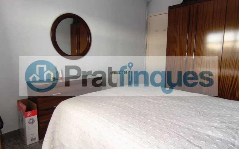 ¿Buscas un hogar donde la luz sea la protagonista?&nbsp;Presentamos este magnífico piso que combina una distribución funcional con una ubicación privilegiada para disfrutar de la máxima tranquilidad. Lo que hace especial a esta vivienda: Amplitud y Confort:&nbsp;Un salón-comedor acogedor que se convierte en el corazón de la casa, con salida directa a un&nbsp;balcón privado&nbsp;perfecto para relajarse. Zona de Descanso:&nbsp;Dispone de&nbsp;3 habitaciones&nbsp;(2 de ellas dobles y amplias, más una individual versátil),diseñadas para garantizar el descanso de toda la familia. Funcionalidad:&nbsp;Cocina independiente con acceso a galería, ideal para organizar el día a día. El baño completo ha sido actualizado con un moderno&nbsp;plato de ducha de resina antideslizante, aunando seguridad y estilo. Luz y Vistas:&nbsp;Gracias a su&nbsp;orientación Oeste, la vivienda se inunda de sol natural durante toda la tarde. Sus&nbsp;vistas despejadas&nbsp;te permitirán disfrutar de una sensación de libertad y paz difícil de encontrar.Equipamiento y Finca: La vivienda está lista para entrar a vivir, equipada con&nbsp;calefacción por radiadores&nbsp;(gas natural) y&nbsp;aire acondicionado con bomba de calor, garantizando el clima perfecto en cualquier época del año. Además, la finca cuenta con&nbsp;ascensor, facilitando el acceso y la comodidad total en tu rutina. ¡No pierdas la oportunidad de visitarlo! Un piso donde el confort y la luz se encuentran. En Pratfinques le acompañamos de forma integral durante todo el proceso de compraventa. Nos encargamos de la gestión de su financiación hipotecaria, la liquidación de impuestos y la inscripción registral de la propiedad. &nbsp; Tenga en cuenta los siguientes puntos informativos: &nbsp; Transparencia en el precio: El importe de venta no incluye los impuestos y tasas asociados (ITP y AJD). Plusvalía: El Impuesto sobre el Incremento de Valor de los Terrenos de Naturaleza Urbana corre íntegramente a cargo de la parte vendedora. Sin costes adicionales: En Pratfinques no cobramos honorarios a la parte compradora; nuestros servicios ya están incluidos en el precio de venta publicado.&nbsp;