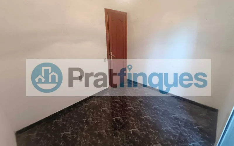 Presentamos esta magnífica propiedad situada en una de las intersecciones más estratégicas de El Prat. Una vivienda que destaca por su luminosidad, y distribución y un potencial para convertirse en el hogar de sus sueños. Distribución y Características El inmueble cuenta con una superficie de 94 m² construidos (79 m² útiles),diseñados para aprovechar cada rincón: Zona de Día:&nbsp;Un imponente salón-comedor independiente de 23 m², totalmente exterior, que inunda la estancia de luz natural y ofrece acceso directo a un acogedor balcón. Zona de Noche:&nbsp;Consta de 3 amplias habitaciones (incluyendo una habitación doble principal). Cocina y Baño:&nbsp;Cocina independiente de 8 m² con salida a galería técnica y un baño completo de cuatro piezas con bañera. Acabados:&nbsp;Suelos de gres porcelánico, carpintería interior en madera de cerezo y ventanas de aluminio.???? Un proyecto a tu medida La vivienda se encuentra en un estado que&nbsp;precisa de una actualización, lo que representa una oportunidad única. Con una reforma ejecutada con buen gusto, este piso tiene el potencial arquitectónico para transformarse en una pieza de diseño&nbsp;impresionantemente sofisticada y actual, revalorizando su inversión desde el primer día. La finca, perfectamente mantenida, dispone de&nbsp;ascensor. ???? Privilegios de una ubicación inmejorable Vivir en esta zona de El Prat de Llobregat es sinónimo de calidad de vida. Disfrutará de servicios de primer nivel a pie de calle: Conectividad Total:&nbsp;A tan solo 7 minutos de la estación de&nbsp;Metro L9 (Les Moreres)&nbsp;y con una red de paradas de autobús locales e interurbanas que conectan directamente con el centro de Barcelona en pocos minutos. Servicios y Ocio:&nbsp;Rodeado de una oferta comercial completa, centros de salud, colegios y zonas verdes. Todo lo que su día a día requiere, sin necesidad de desplazarse.Si buscas una ubicación premium para diseñar un hogar a tu estilo, esta es tu oportunidad.&nbsp;Contacta ahora para concertar una visita. En Pratfinques le acompañamos de forma integral durante todo el proceso de compraventa. Nos encargamos de la gestión de su financiación hipotecaria, la liquidación de impuestos y la inscripción registral de la propiedad. &nbsp; Tenga en cuenta los siguientes puntos informativos: &nbsp; Transparencia en el precio: El importe de venta no incluye los impuestos y tasas asociados (ITP y AJD). Plusvalía: El Impuesto sobre el Incremento de Valor de los Terrenos de Naturaleza Urbana corre íntegramente a cargo de la parte vendedora. Nota informativa: Los Honorarios de intermediación profesional no están incluidos en el precio de venta.